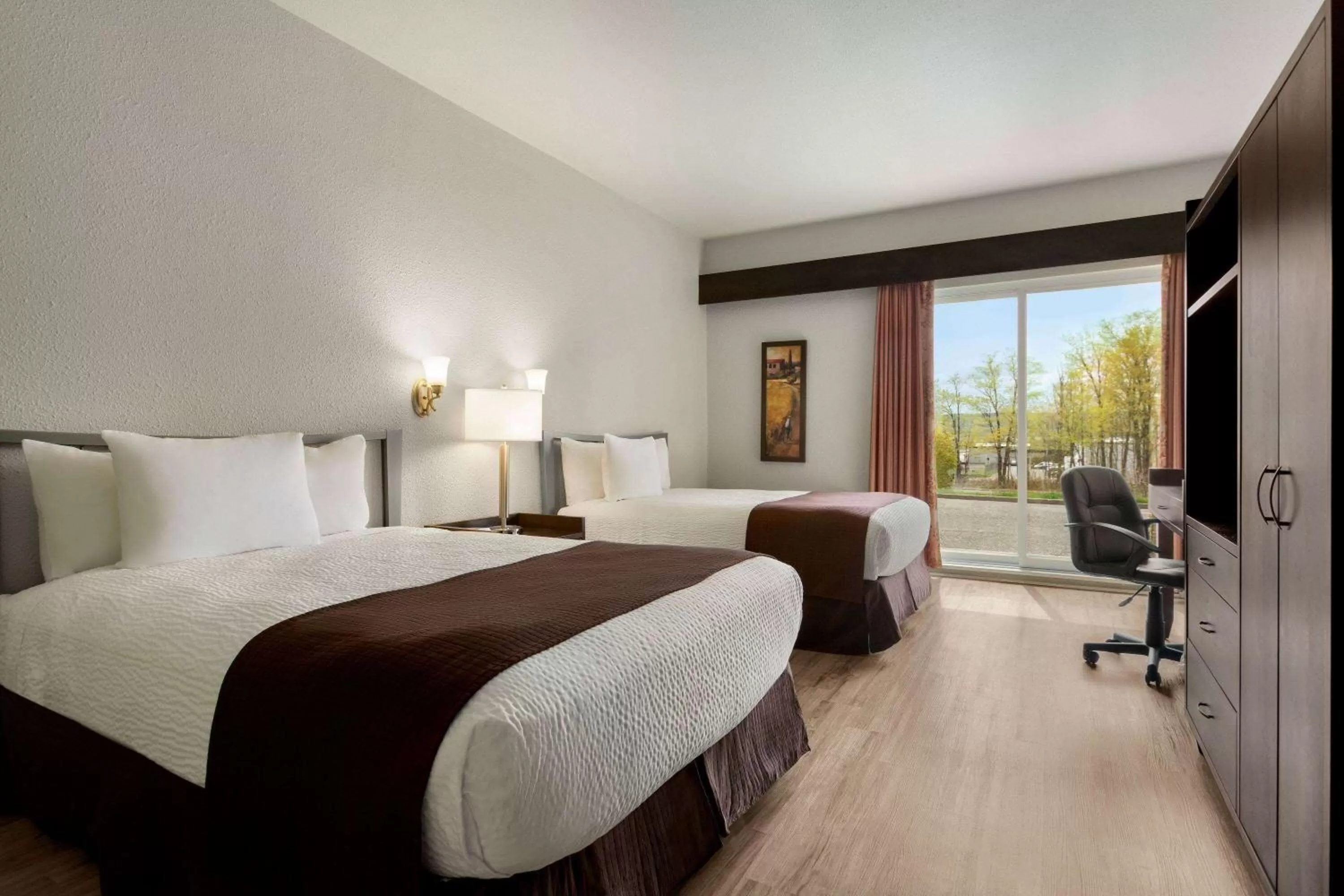 Photo of the whole room, Bed in Days Inn by Wyndham Montmagny