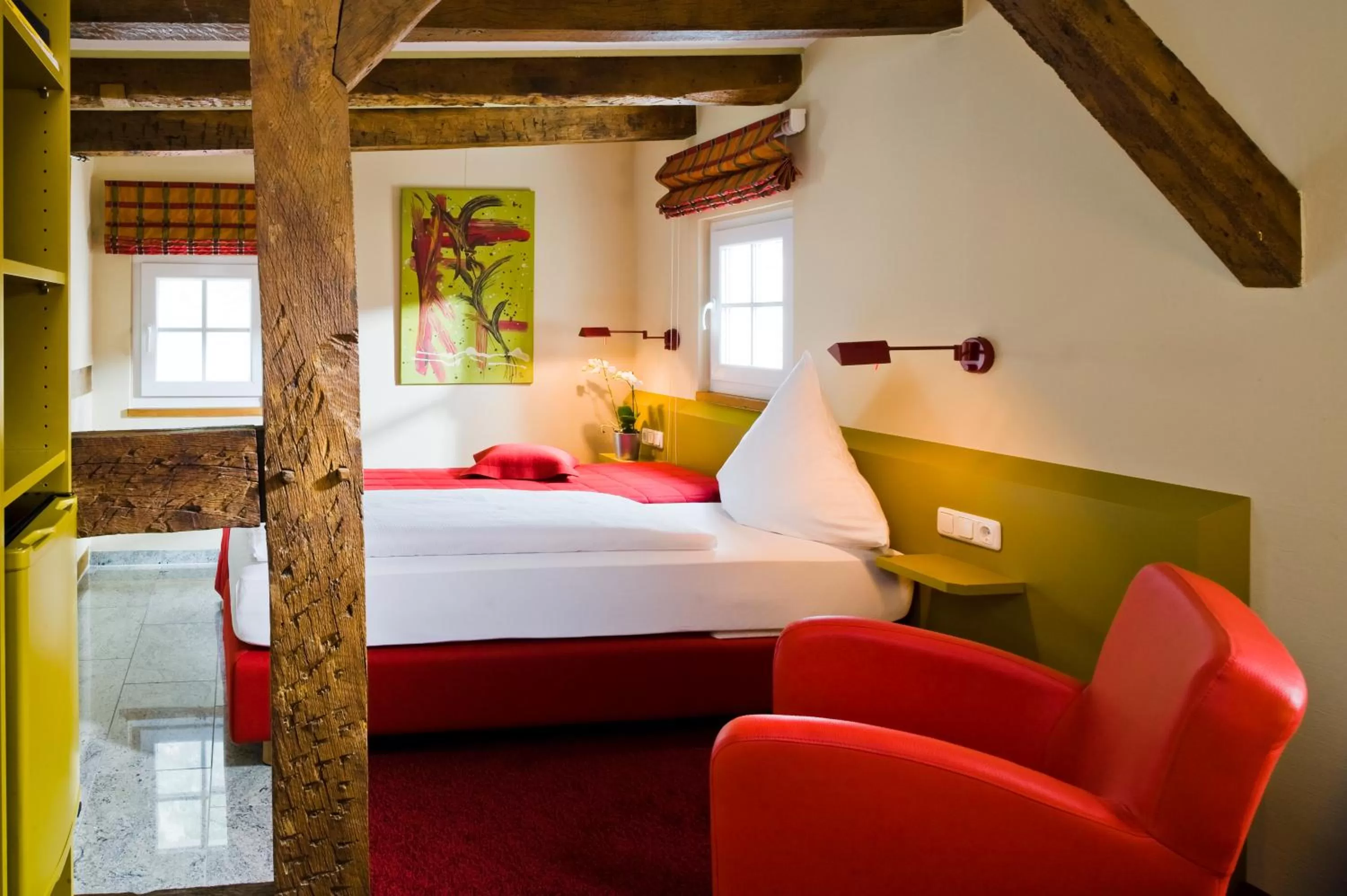 Photo of the whole room, Bed in Malerwinkel Hotel