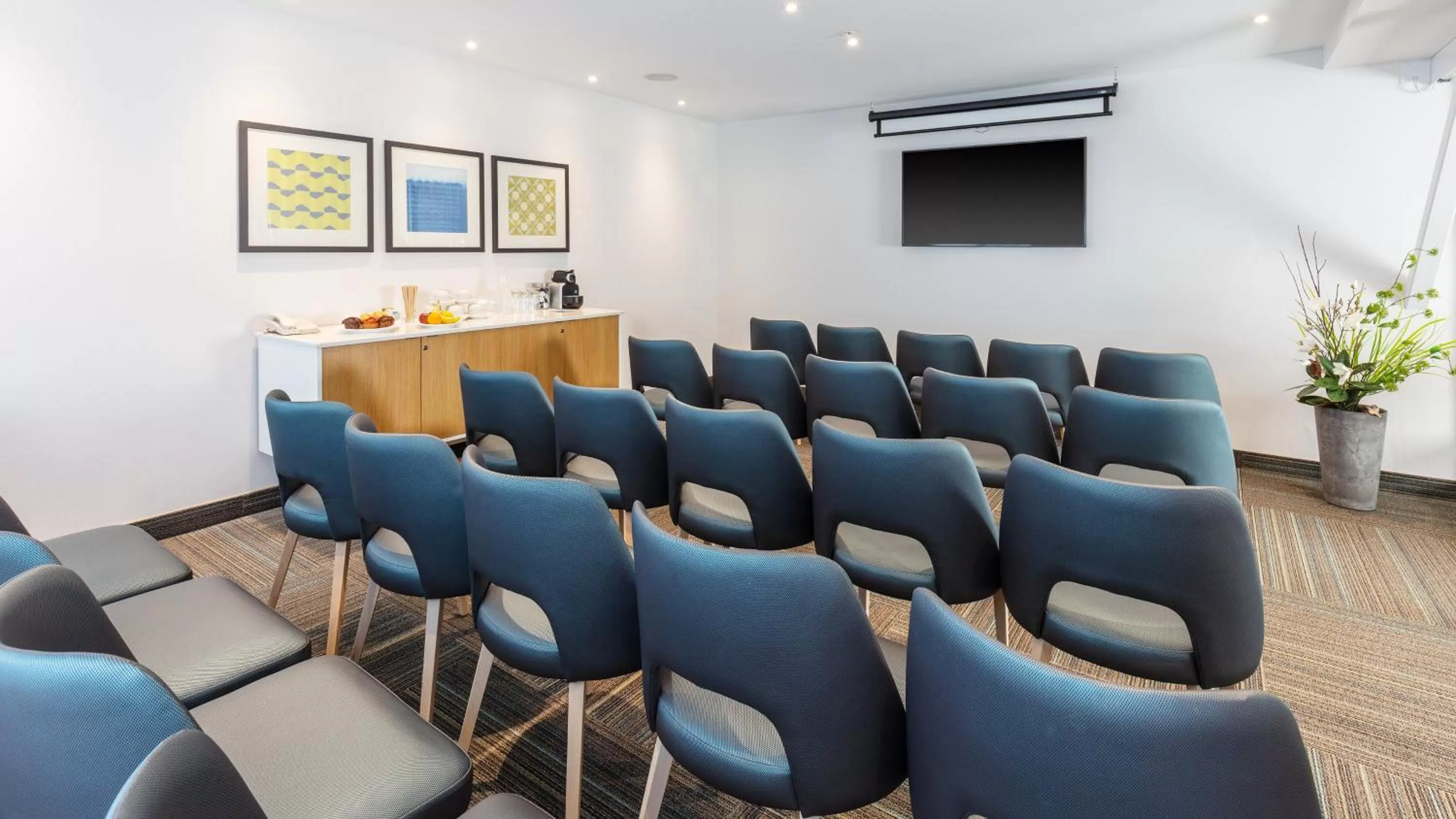 Meeting/conference room in Holiday Inn Express Quebec City-Sainte Foy by IHG