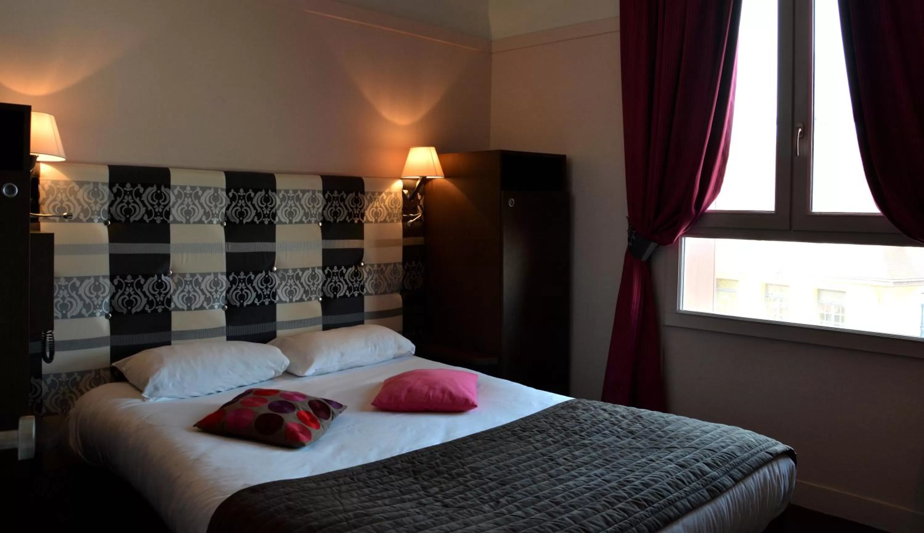 Photo of the whole room, Bed in Hotel Des Bains