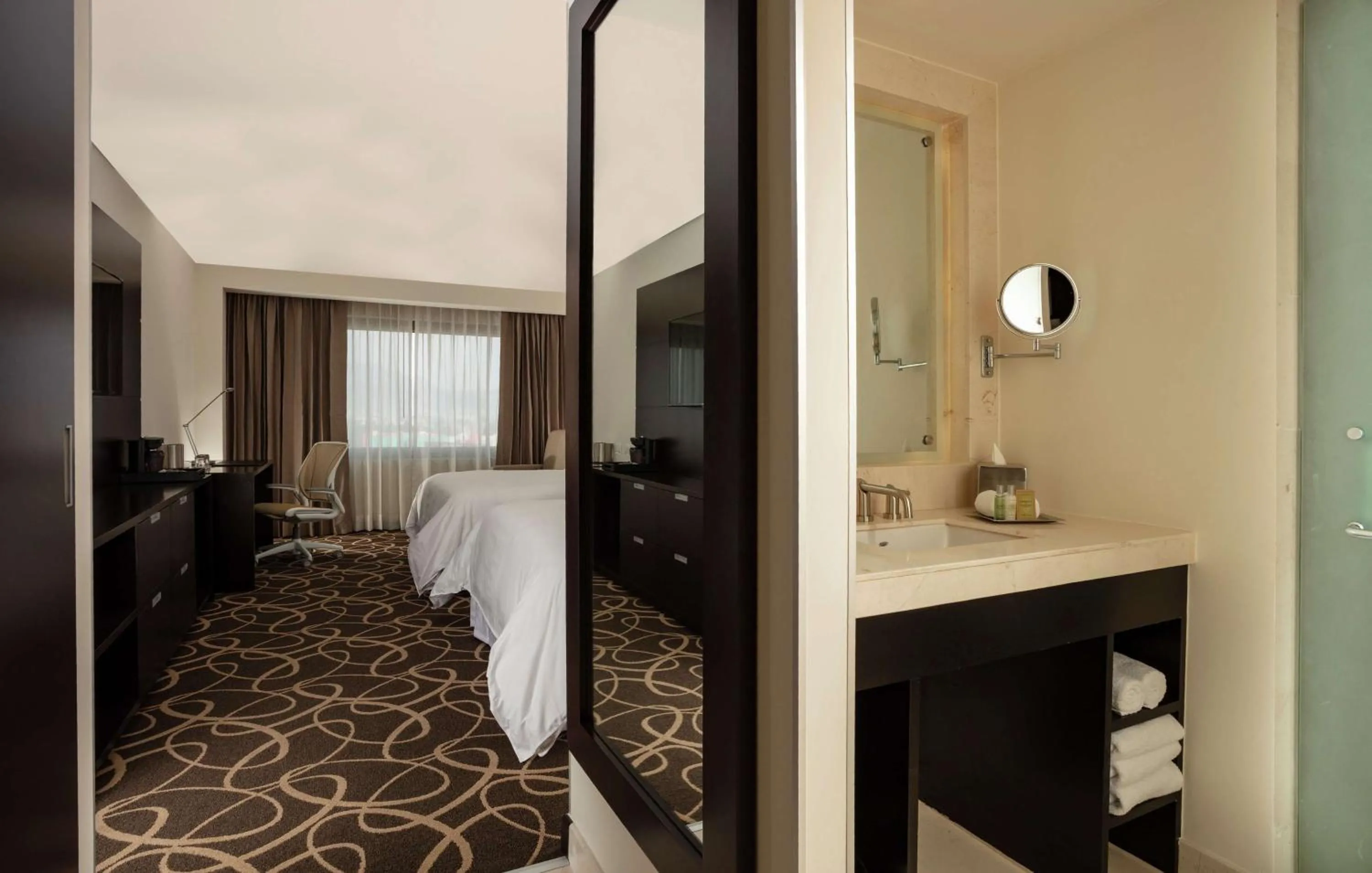 Bedroom, Bed in Doubletree By Hilton Toluca
