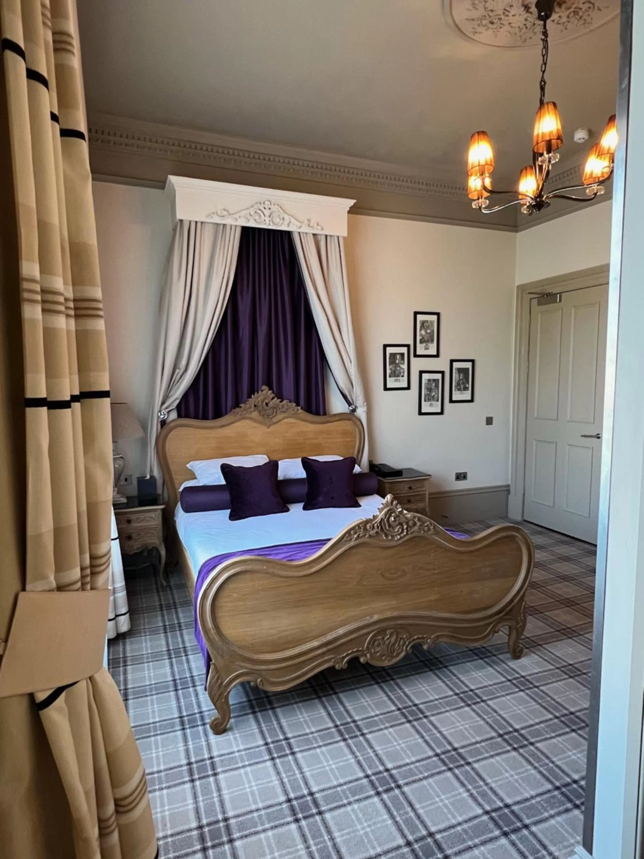 Bed in Lynnhurst Hotel