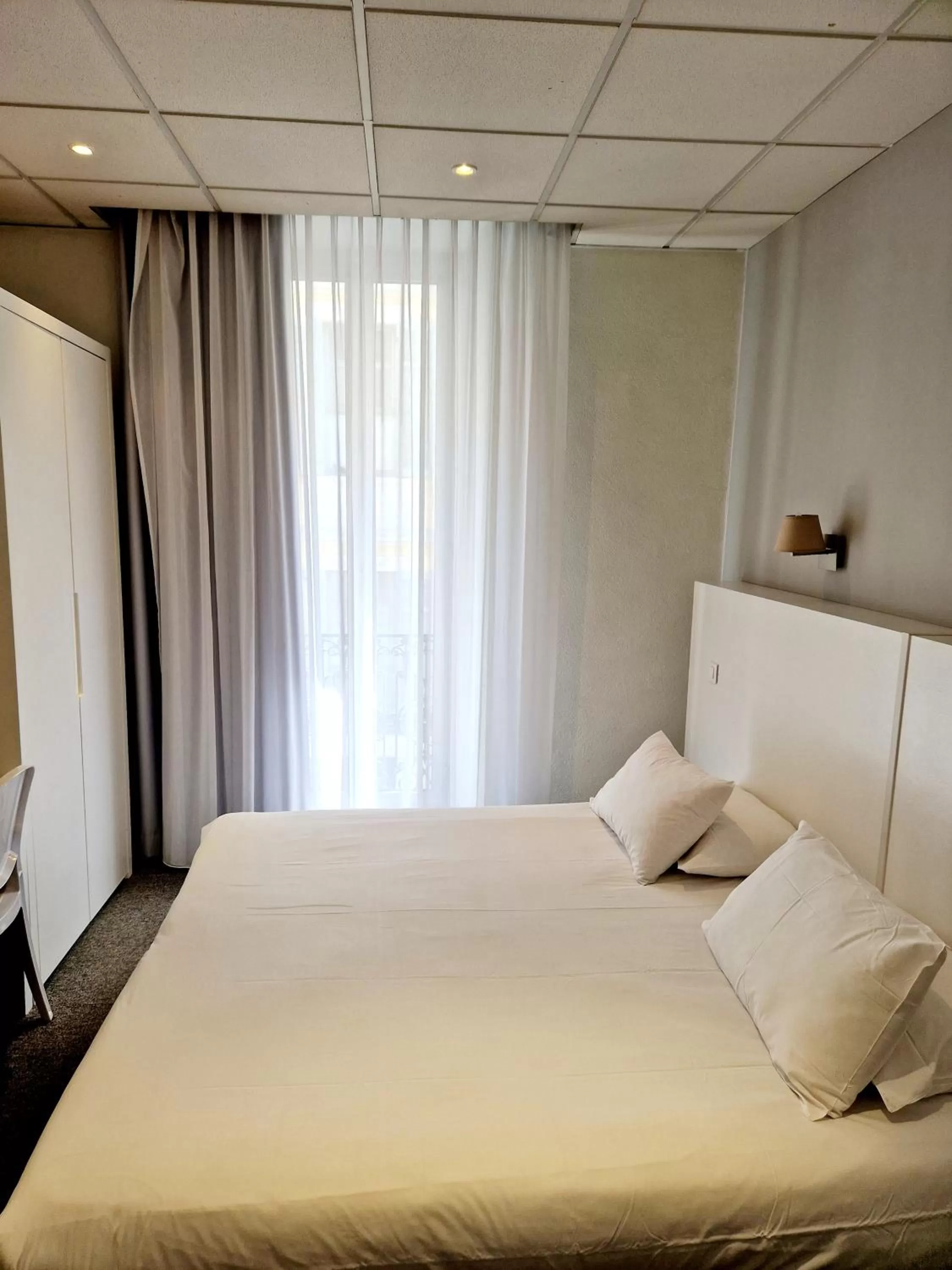 Bedroom, Bed in Hôtel P.L.M.