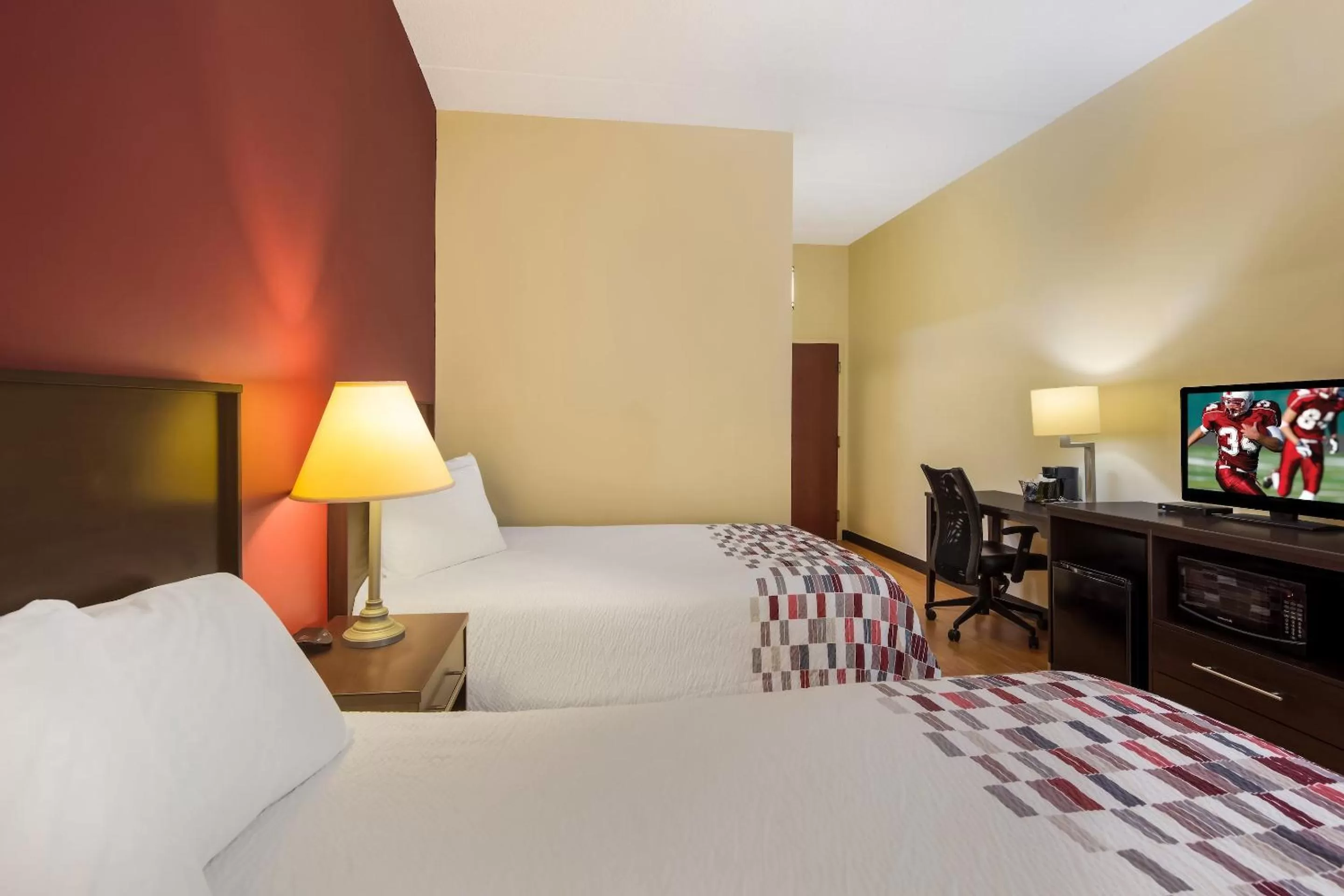 Bedroom, Bed in Red Roof Inn Hendersonville