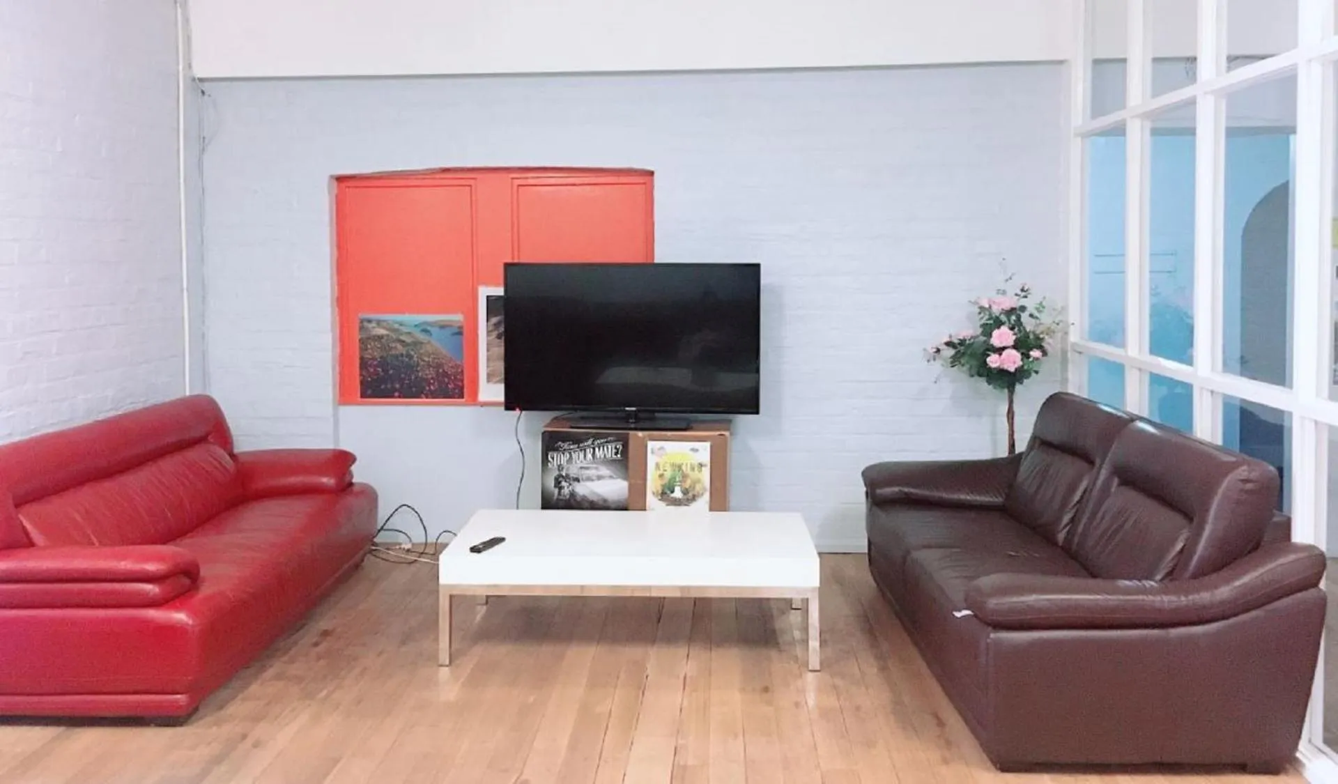 TV and multimedia in Backpackers Imperial Hotel