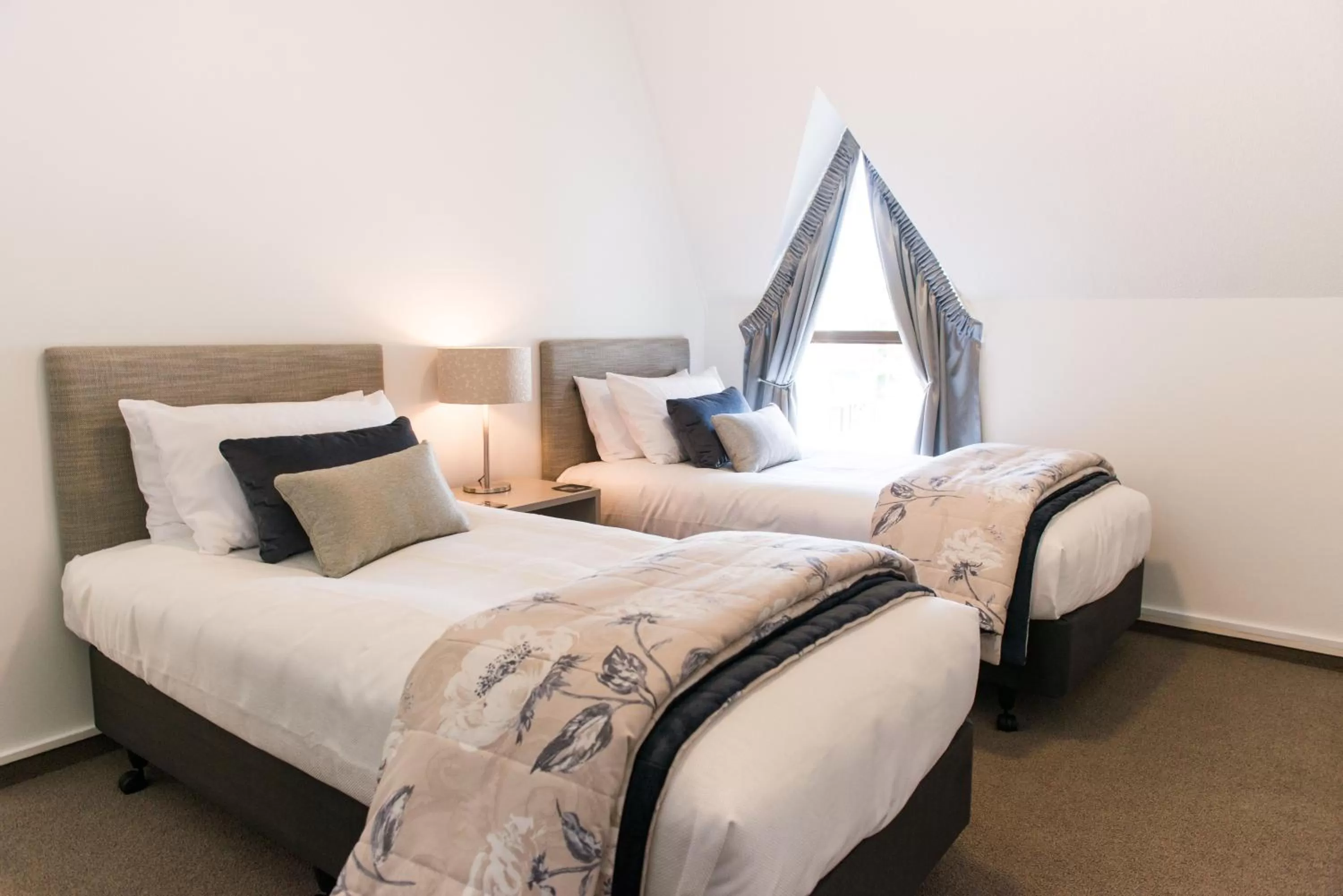 Bedroom, Bed in Aria on Bank