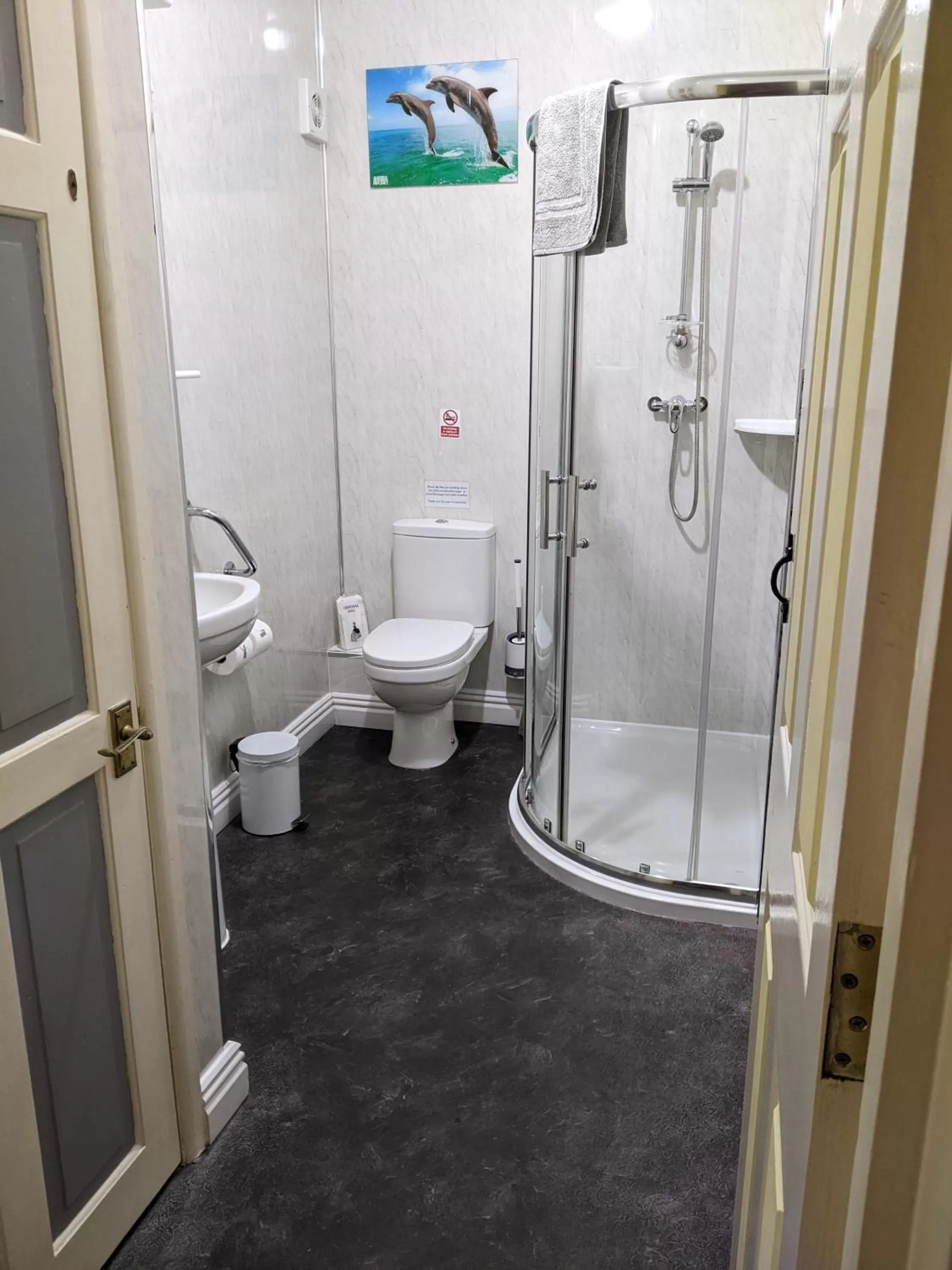 Bathroom in Kingswinford Guest House with Free Parking