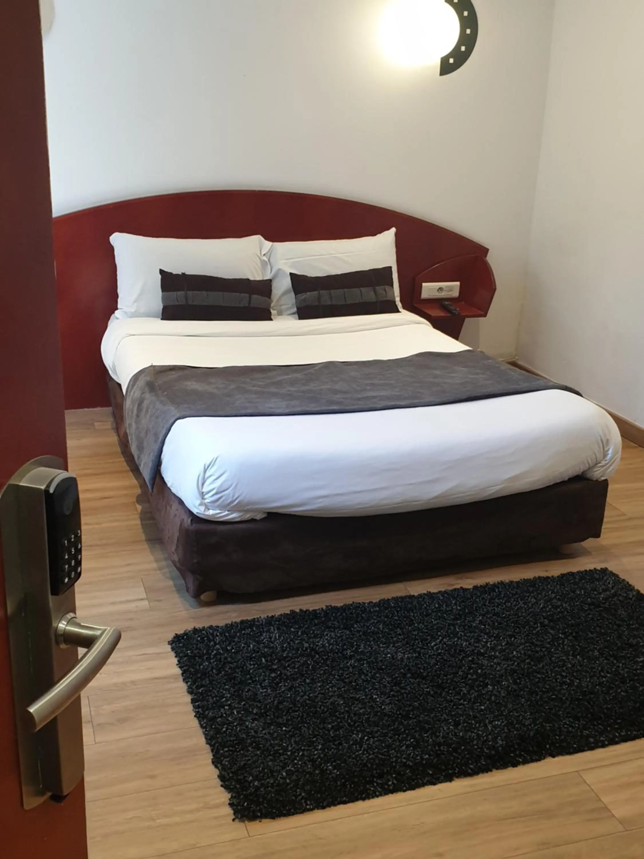 Bed in Le Clémenceau Hôtel et Appart'hôtel & Restaurant "Gare Sncf" centre ville