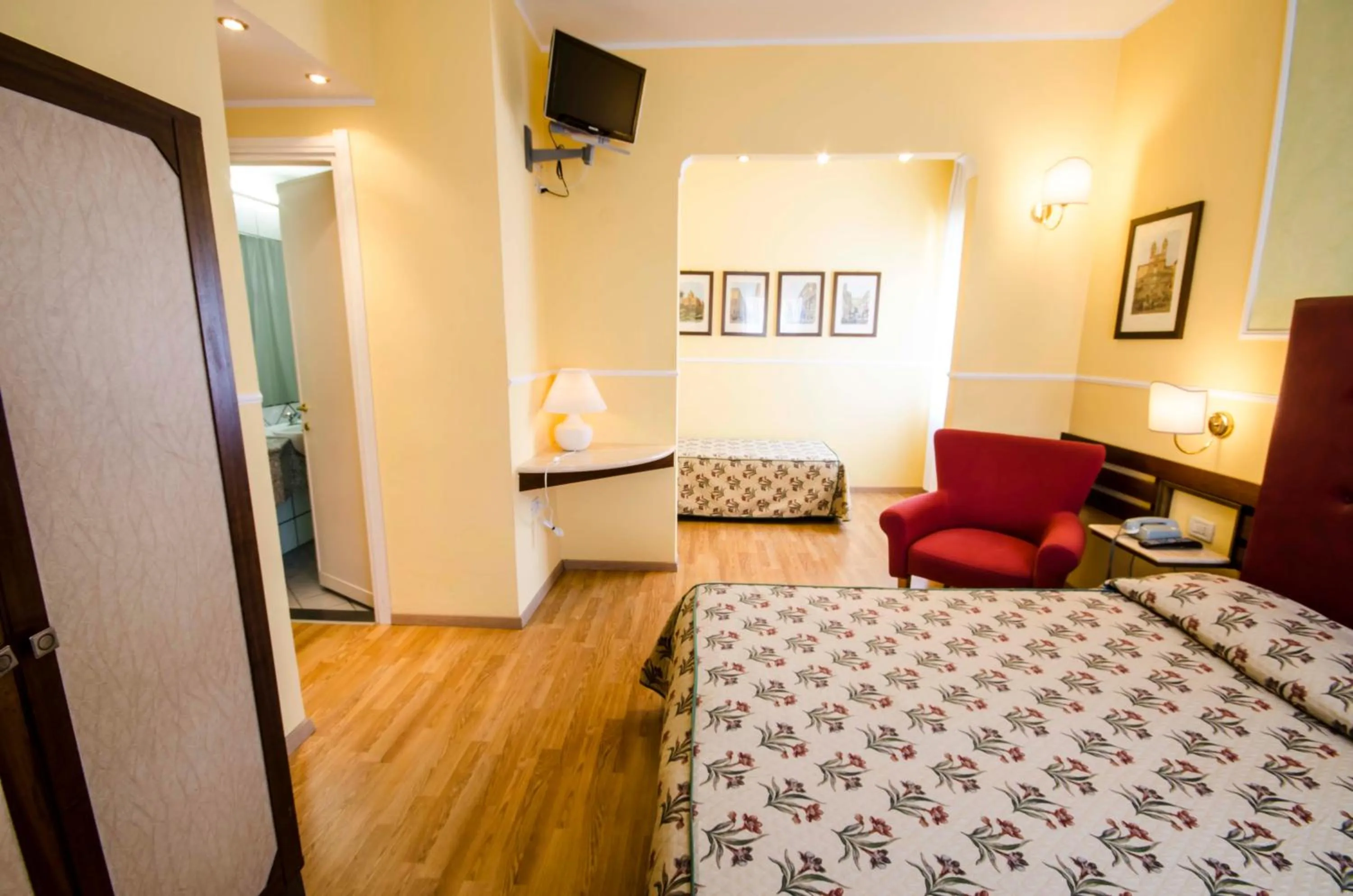 Photo of the whole room, Bed in Hotel Tarconte