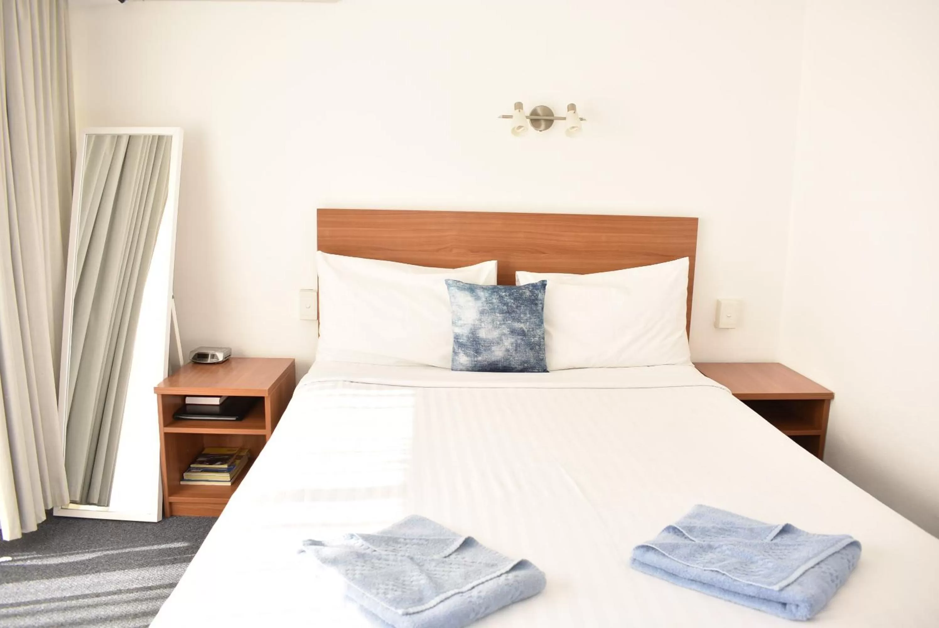 Bed in Port O'Call Motel