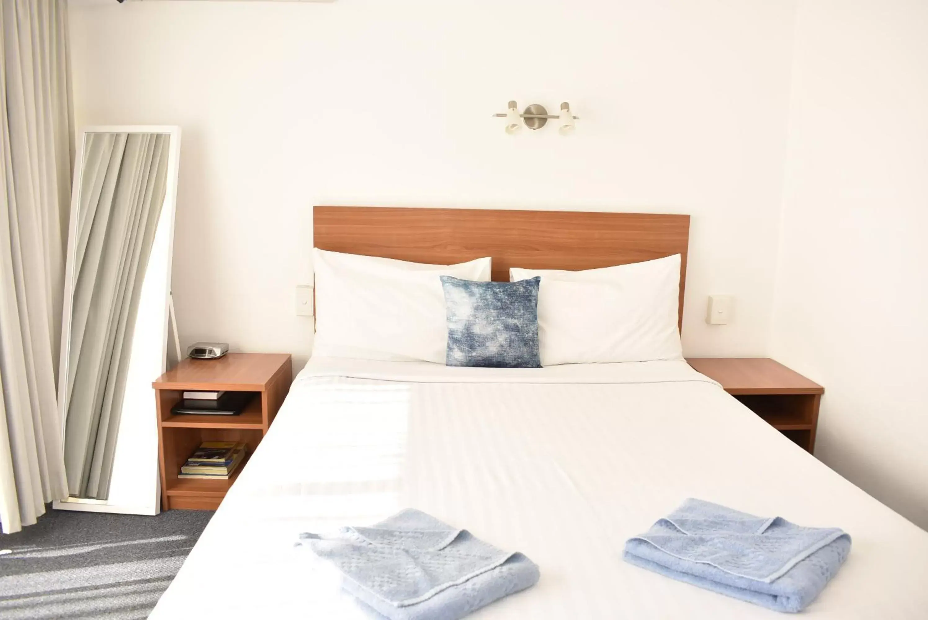 Queen Room in Port O'Call Motel Queen Room in Port O'Call Motel