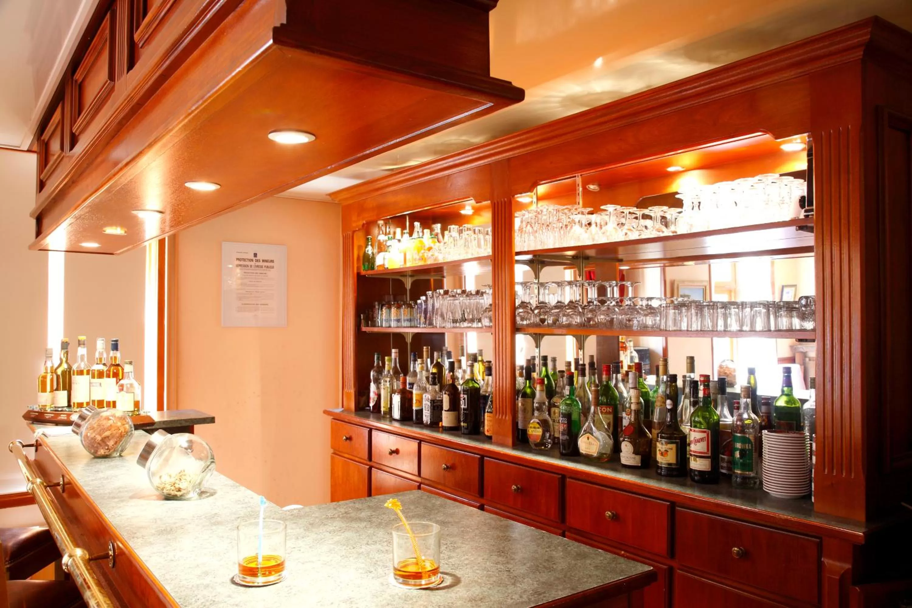 Restaurant/places to eat in Château Corneille