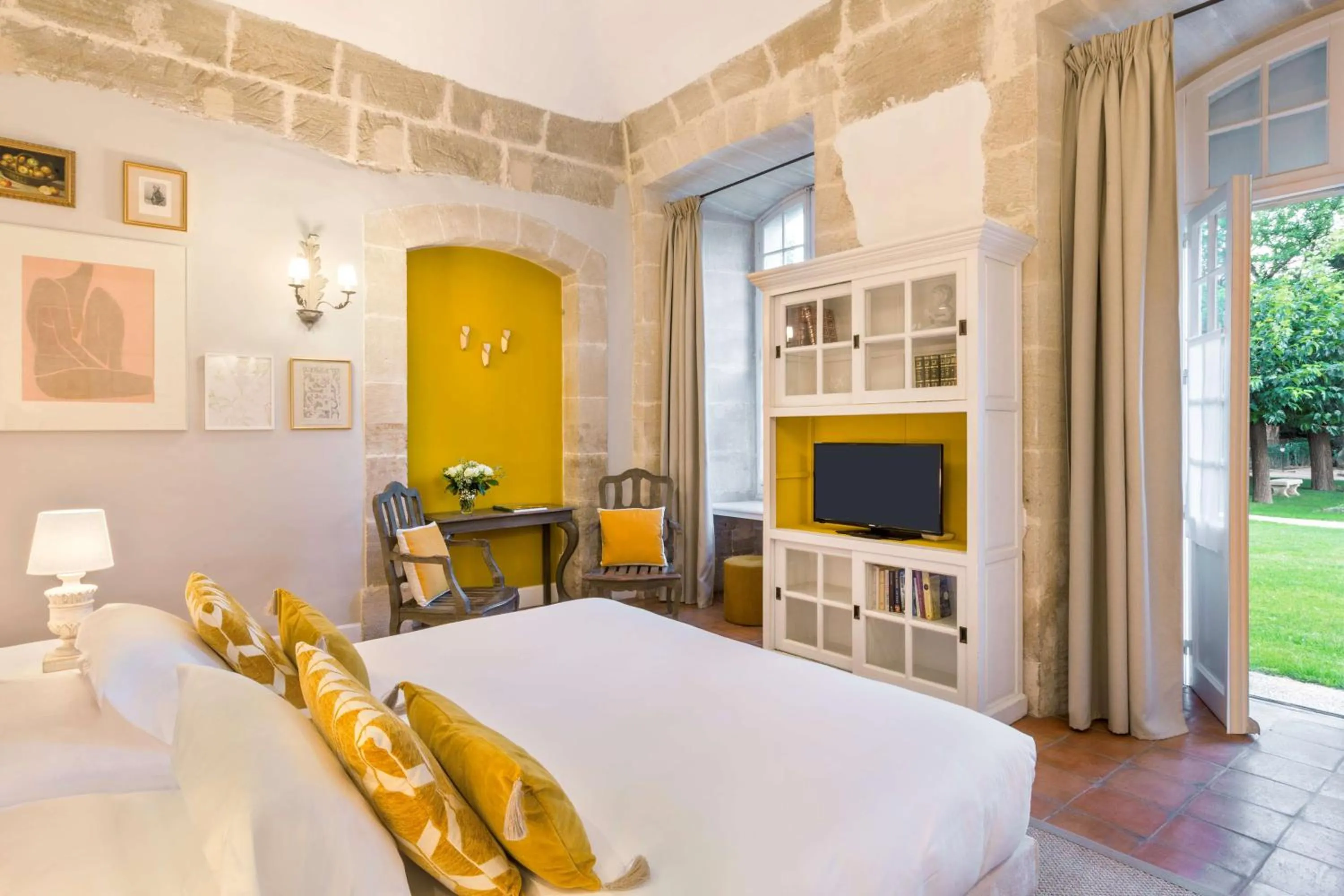 Photo of the whole room, Bed in Château de Mazan, BW Premier Collection by Best Western