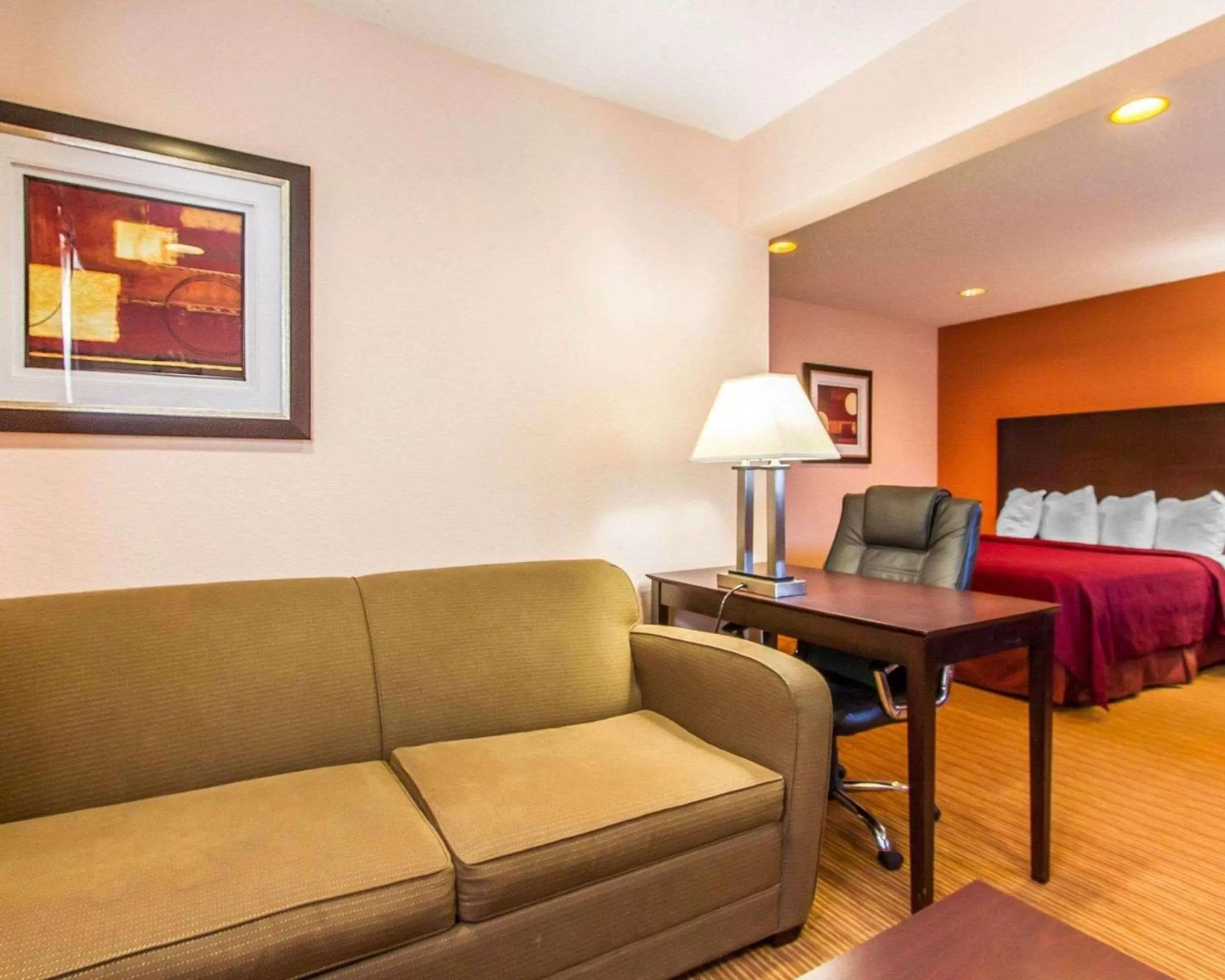 Photo of the whole room, Bed in Quality Inn & Suites Ottumwa North