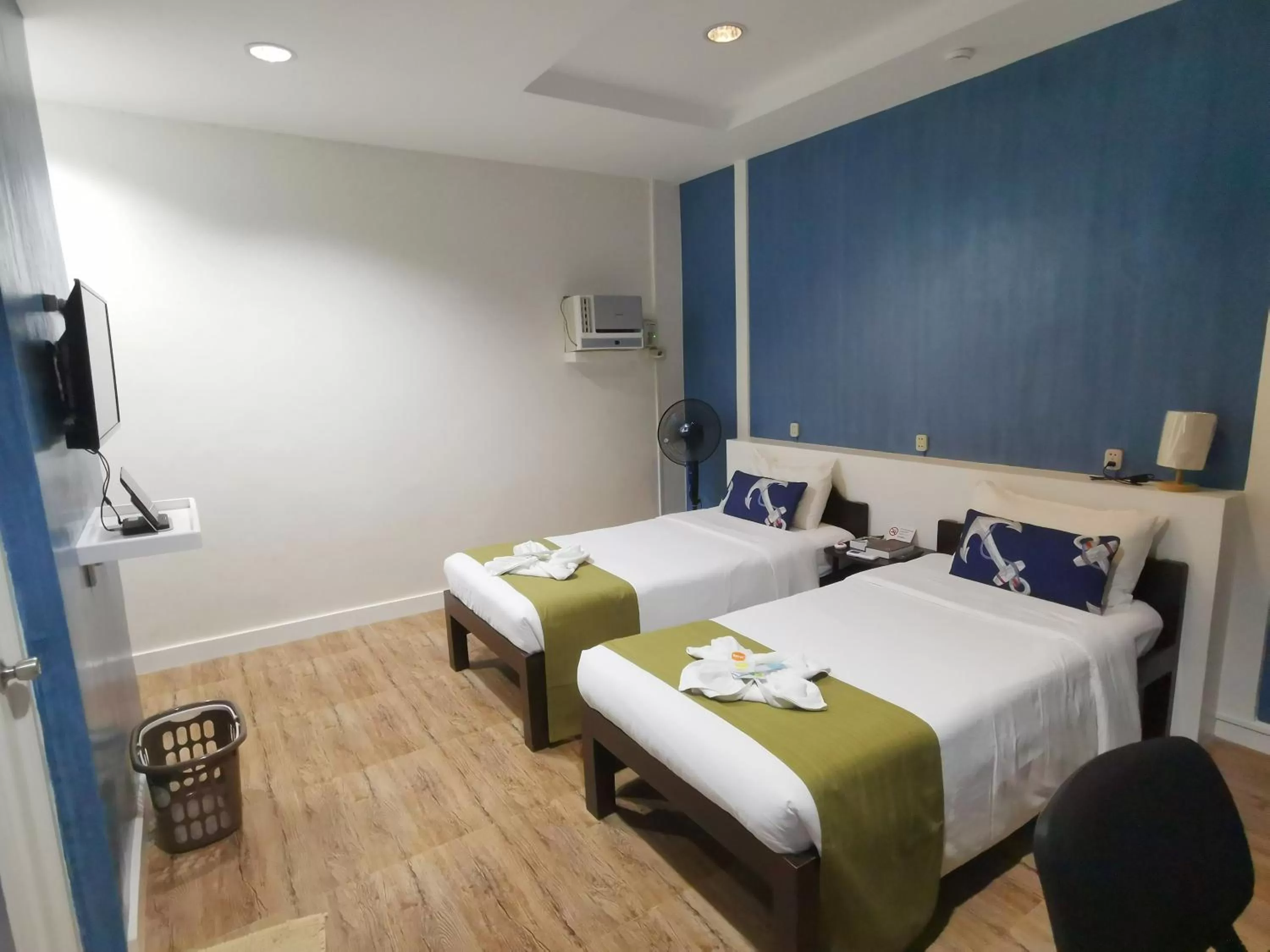 Bed in Pescadores Suites Moalboal