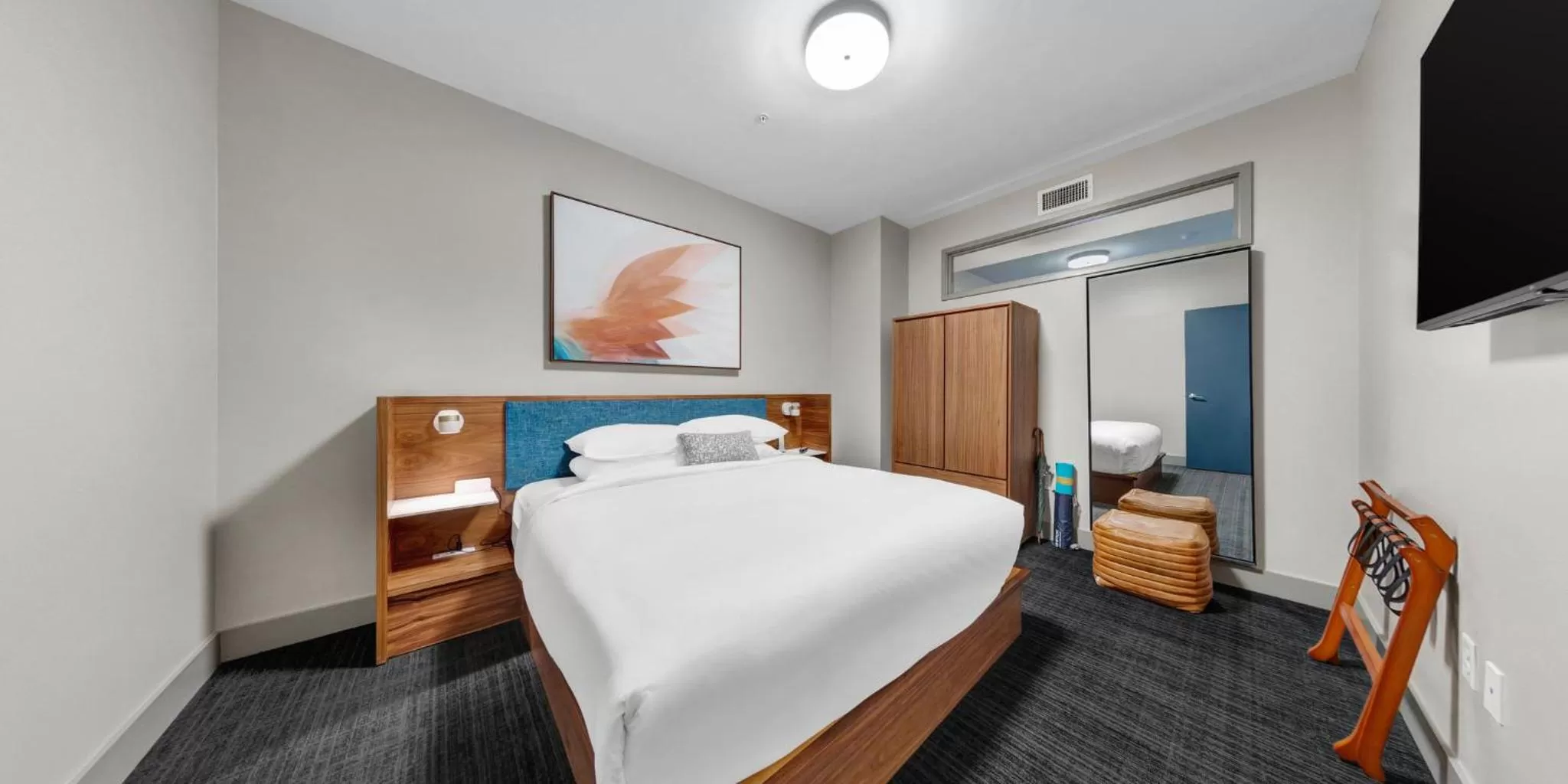 Photo of the whole room, Bed in Kimpton Schofield Hotel by IHG