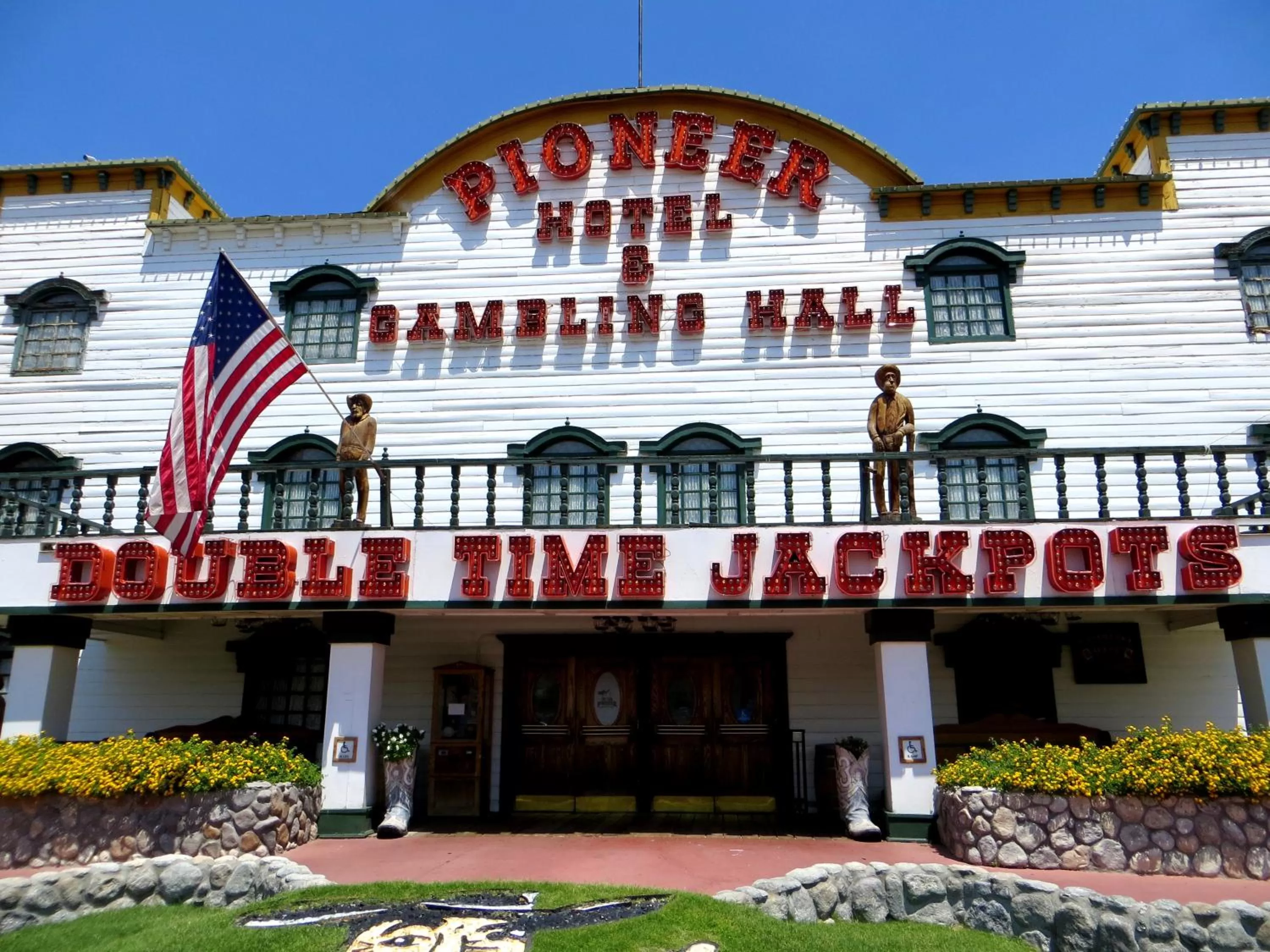 Facade/entrance in The New Pioneer