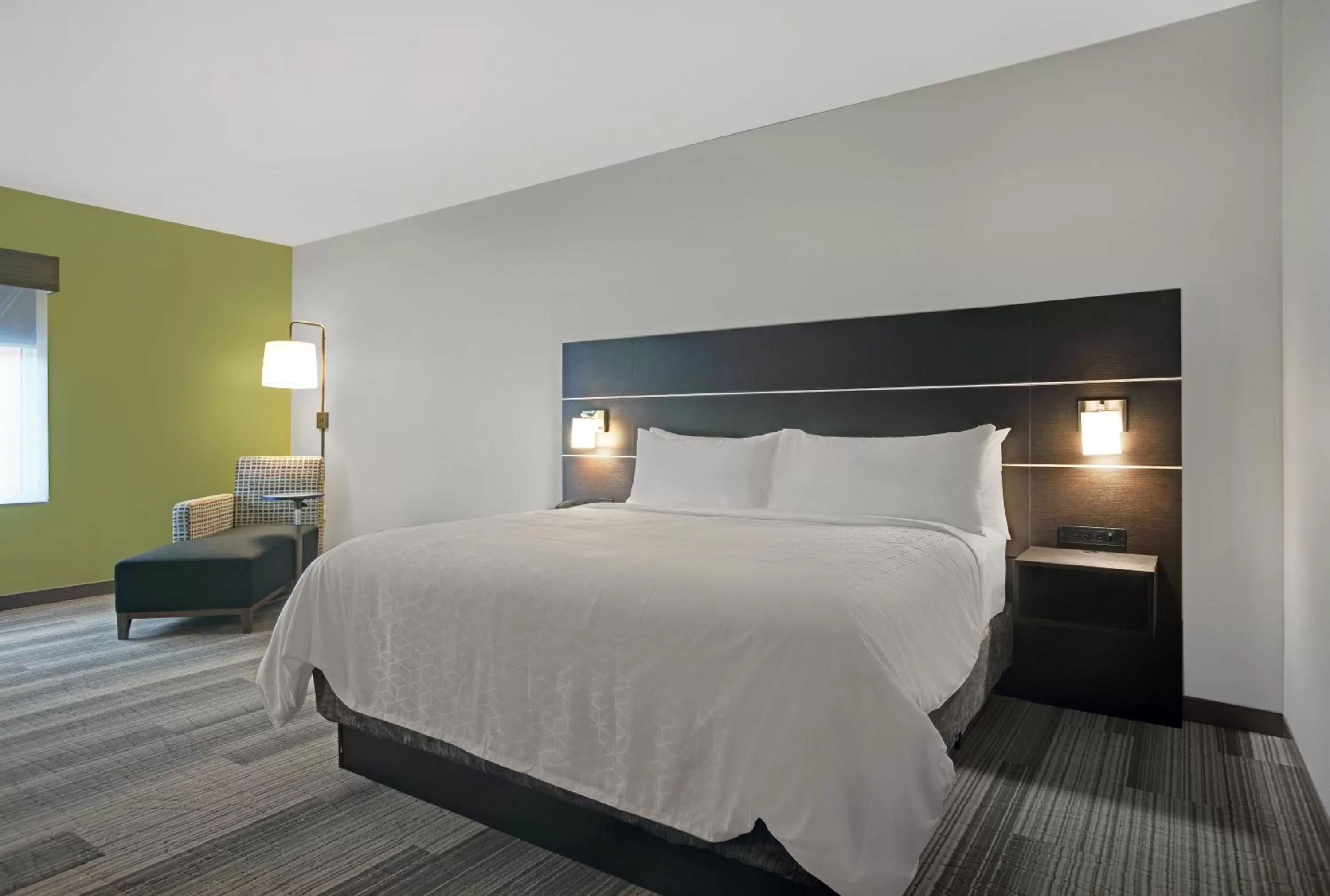 Photo of the whole room, Bed in Holiday Inn Express - Milwaukee Downtown by IHG