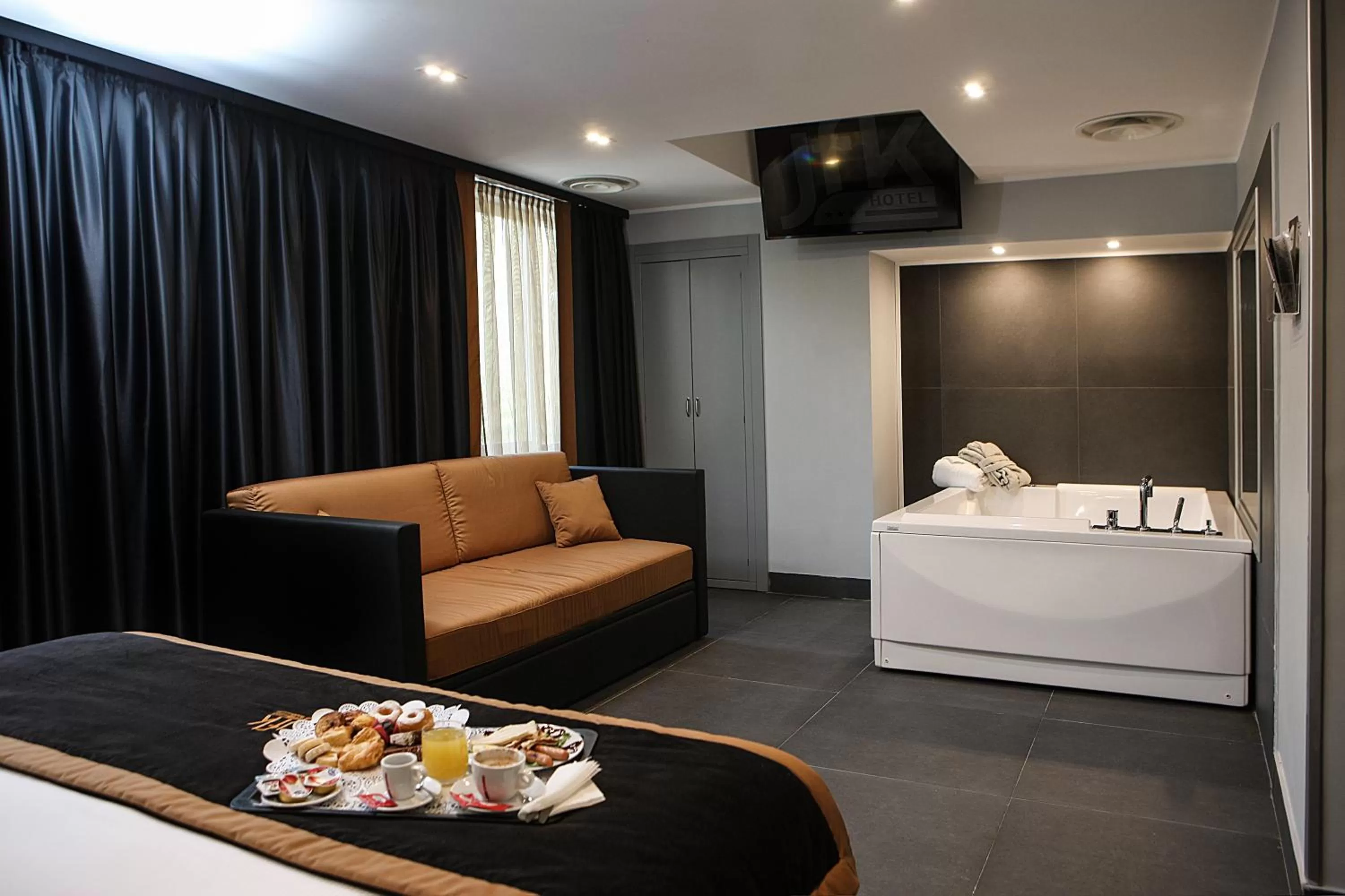 Hot Tub, Bed in Best Western JFK Hotel