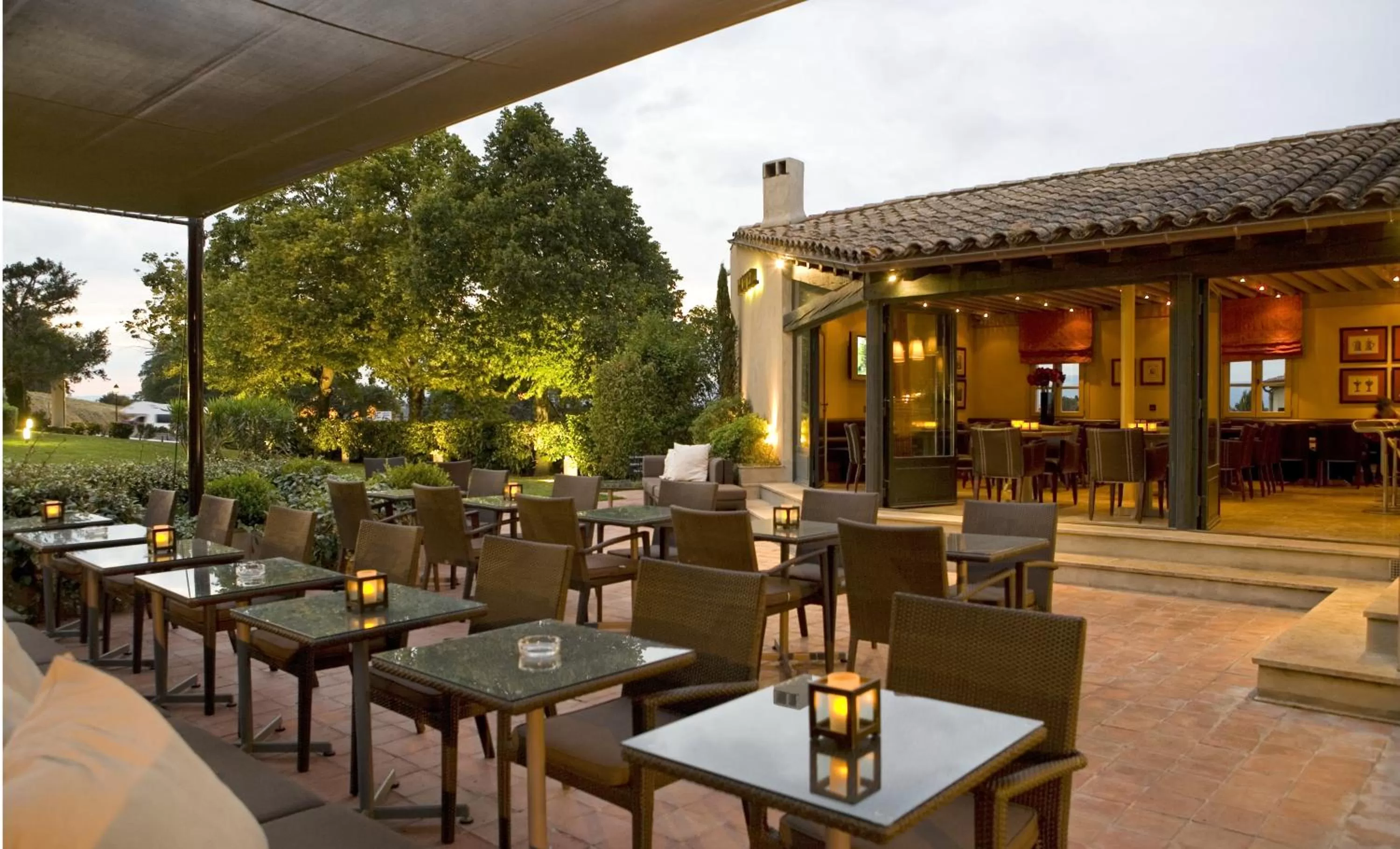 Patio in Hôtel Montmorency & Spa
