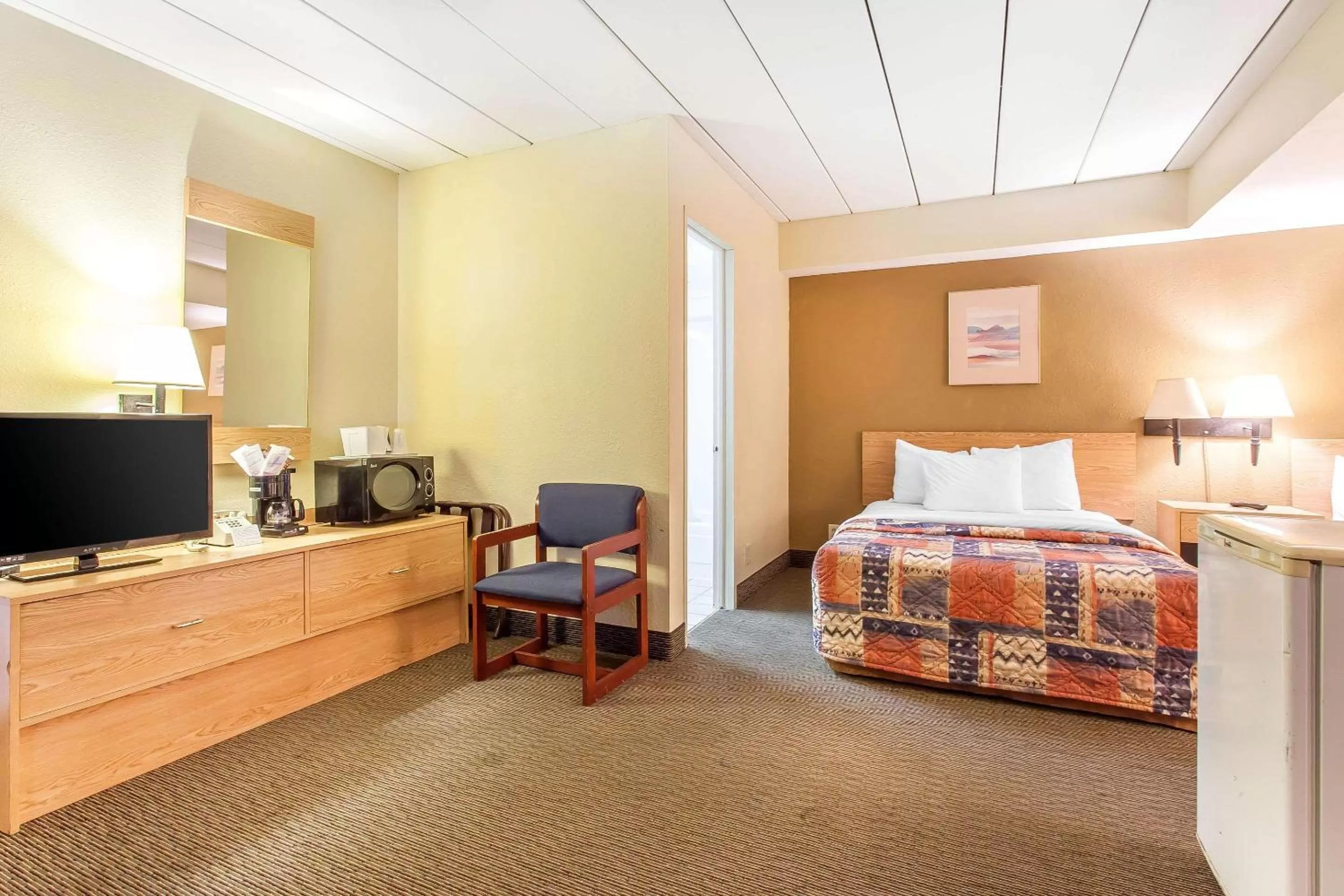 Photo of the whole room, Bed in Rodeway Inn Sandusky North