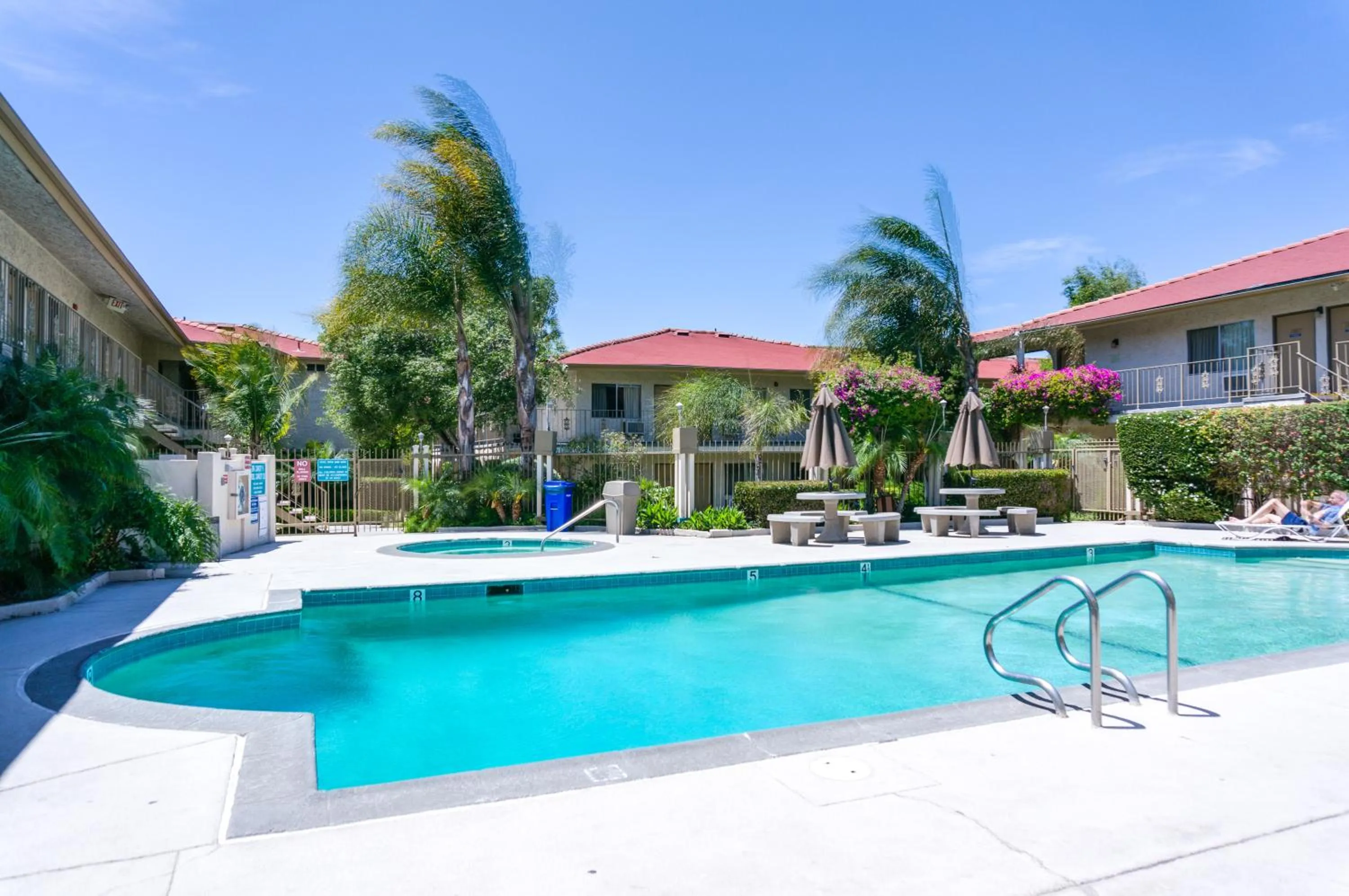 Swimming pool in California Suites Hotel
