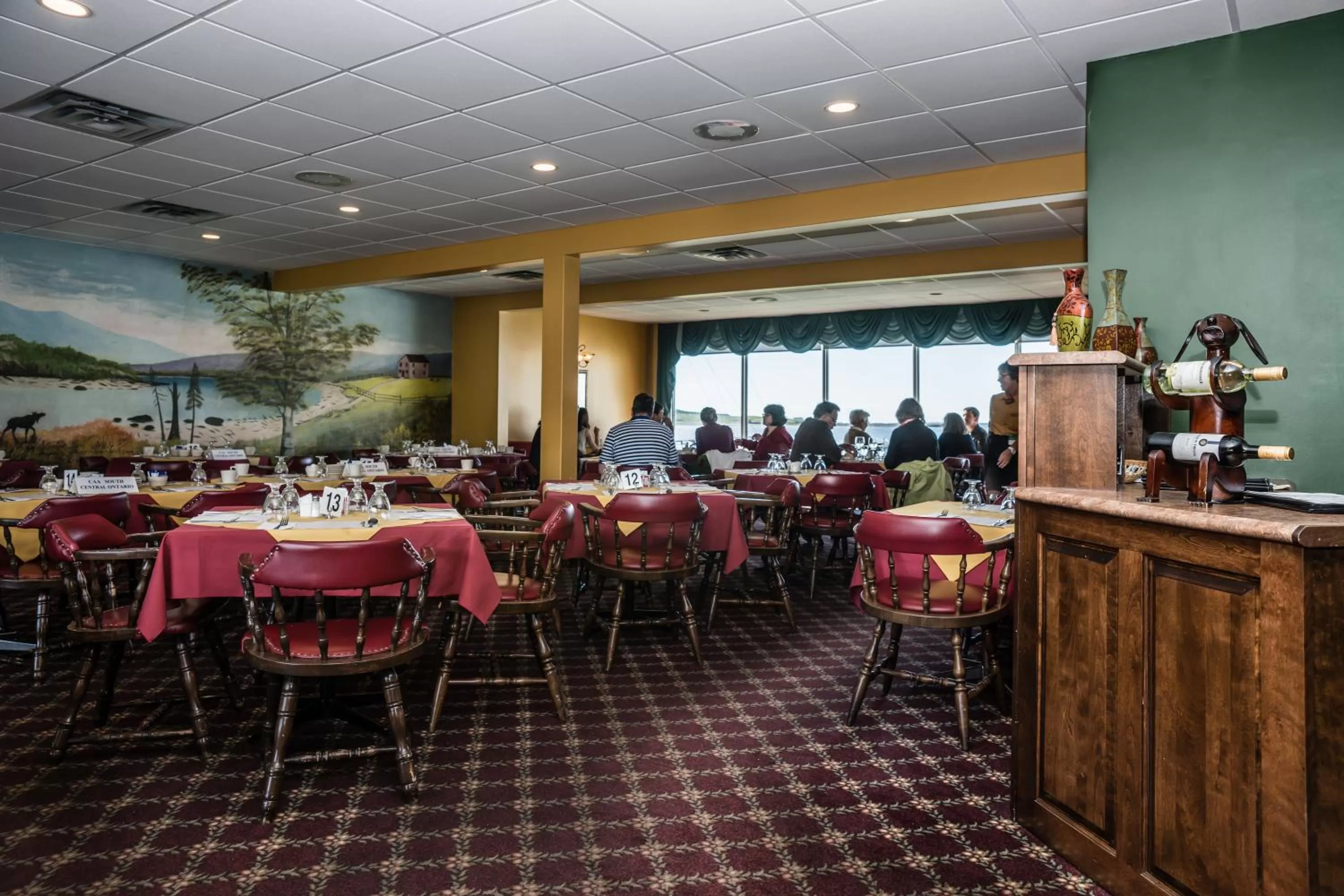 Restaurant/places to eat in Shallow Bay Motel & Cabins Conference Centre