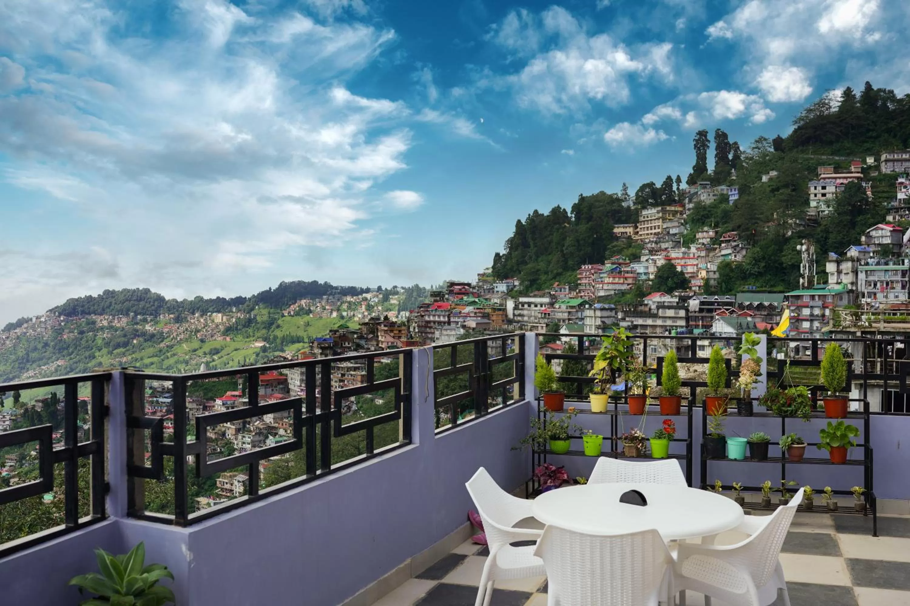 Property building in Hotel Hill Queen near Sherpa Gumba Darjeeling Mall 5 Min Couple Friendly