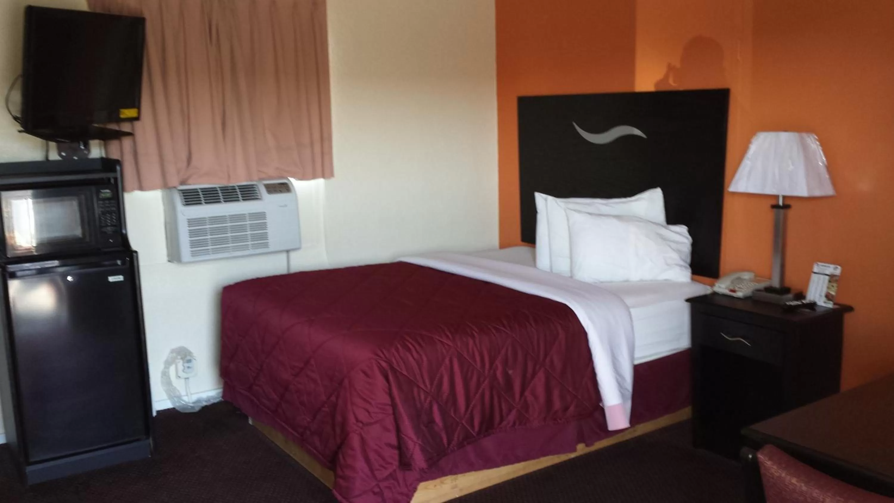 Bedroom, Bed in American Inn