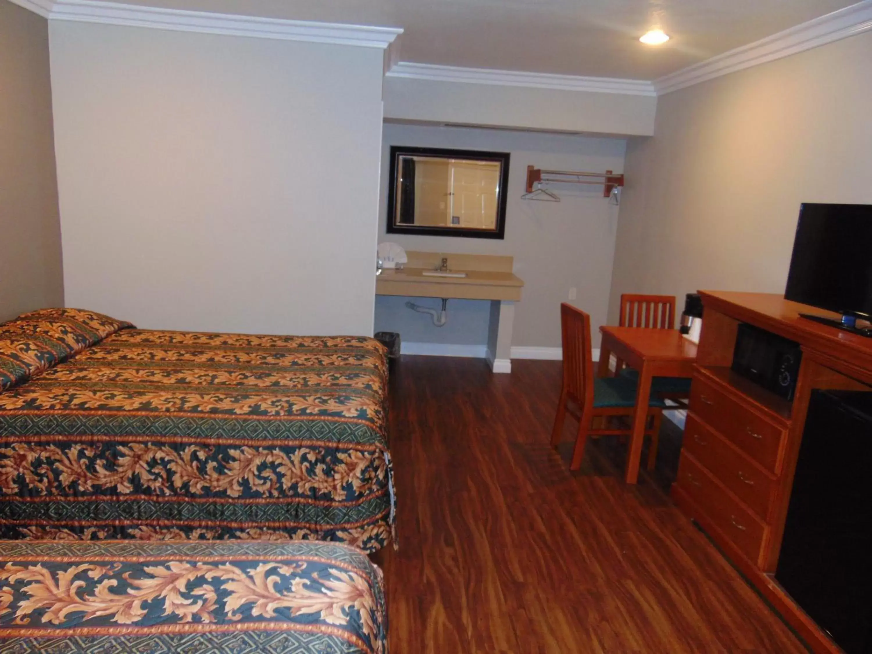 Queen Room with Two Queen Beds in West Coast Inn Santa Ana Queen Room with Two Queen Beds in West Coast Inn Santa Ana