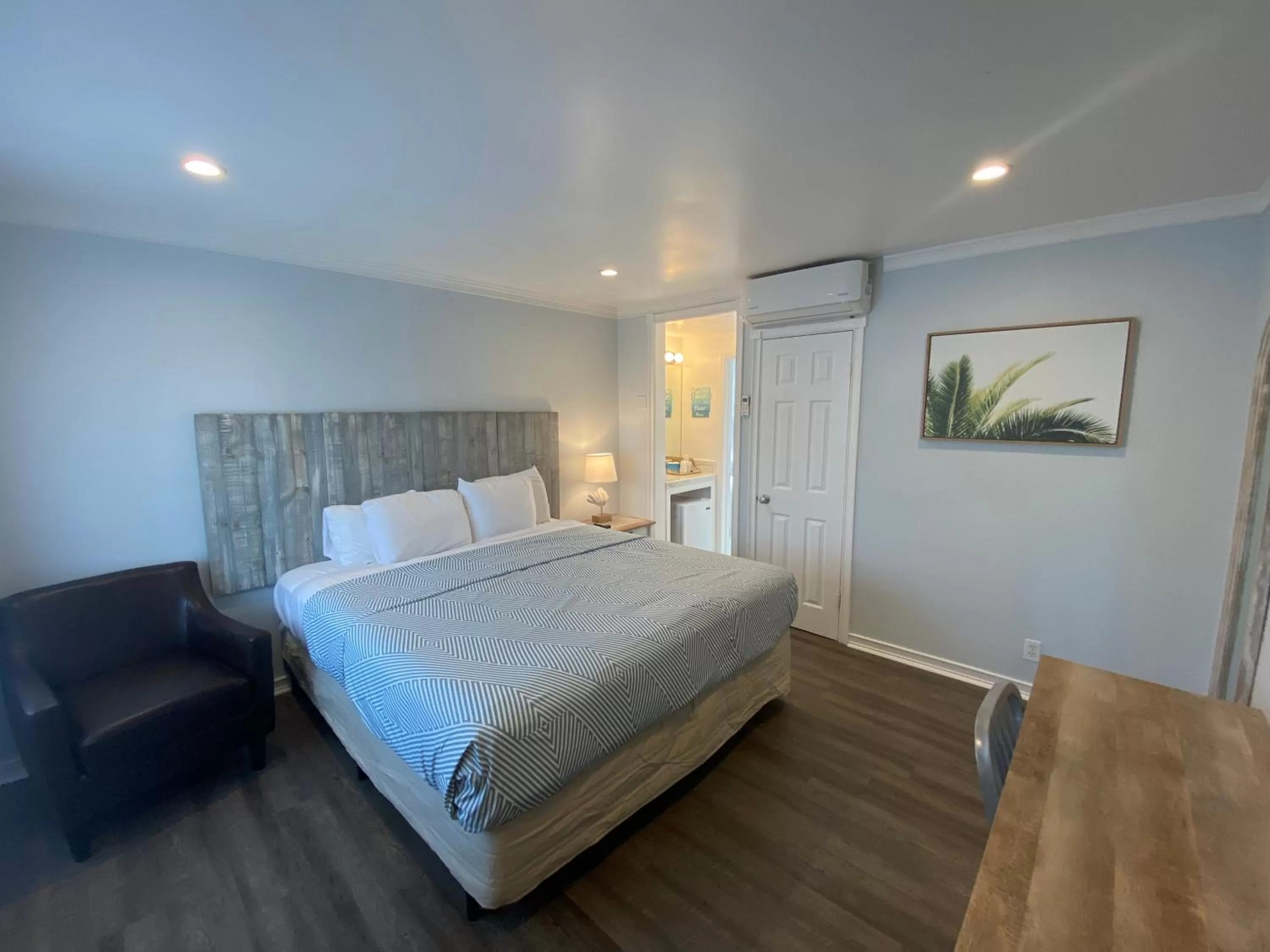 Bed in Ocean Lodge Santa Monica Beach Hotel