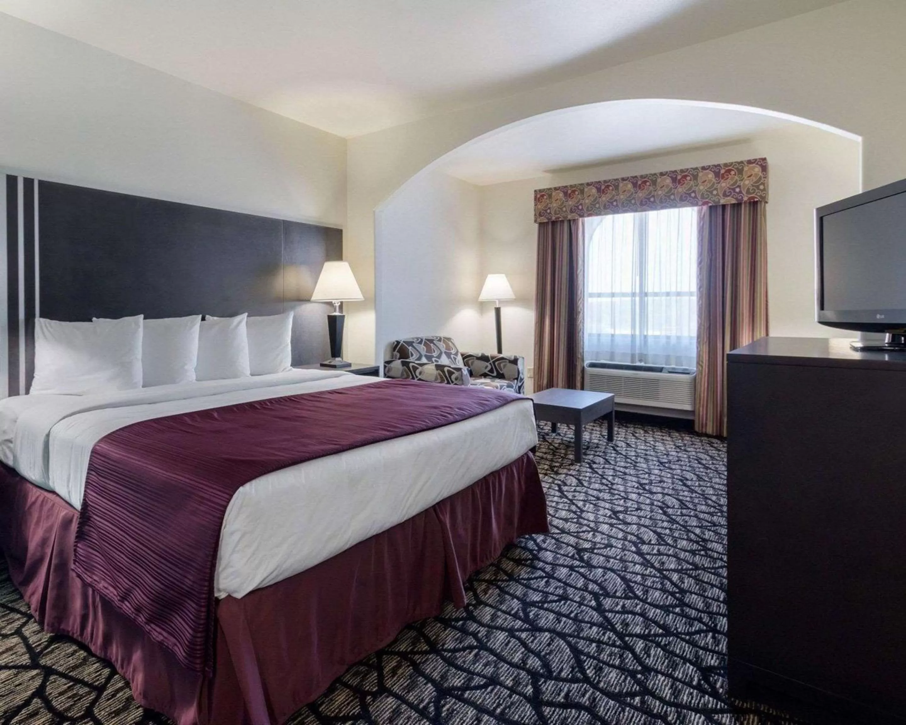 Photo of the whole room, Bed in Quality Inn Buffalo