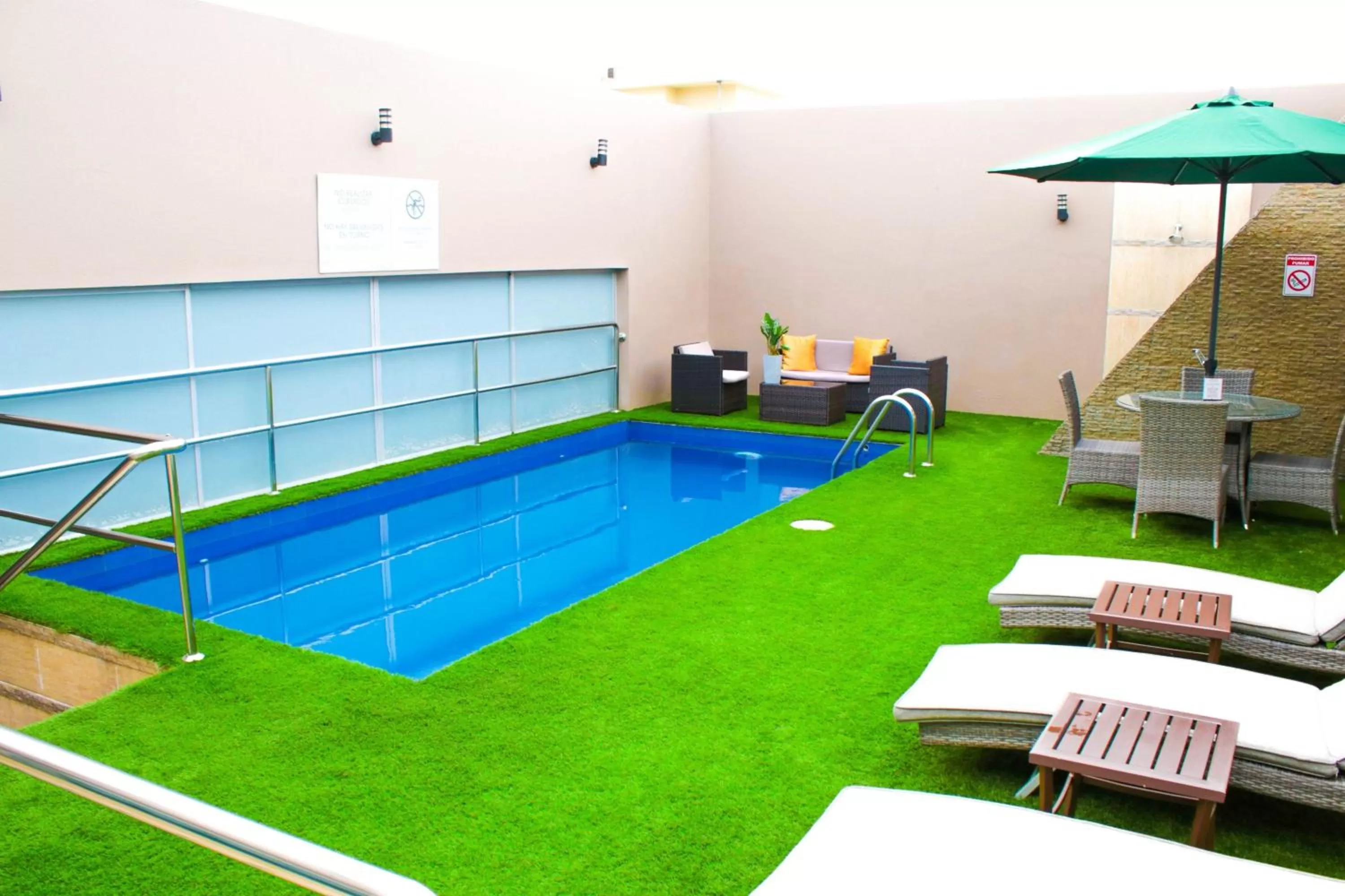 Swimming pool in Courtyard by Marriott Guayaquil