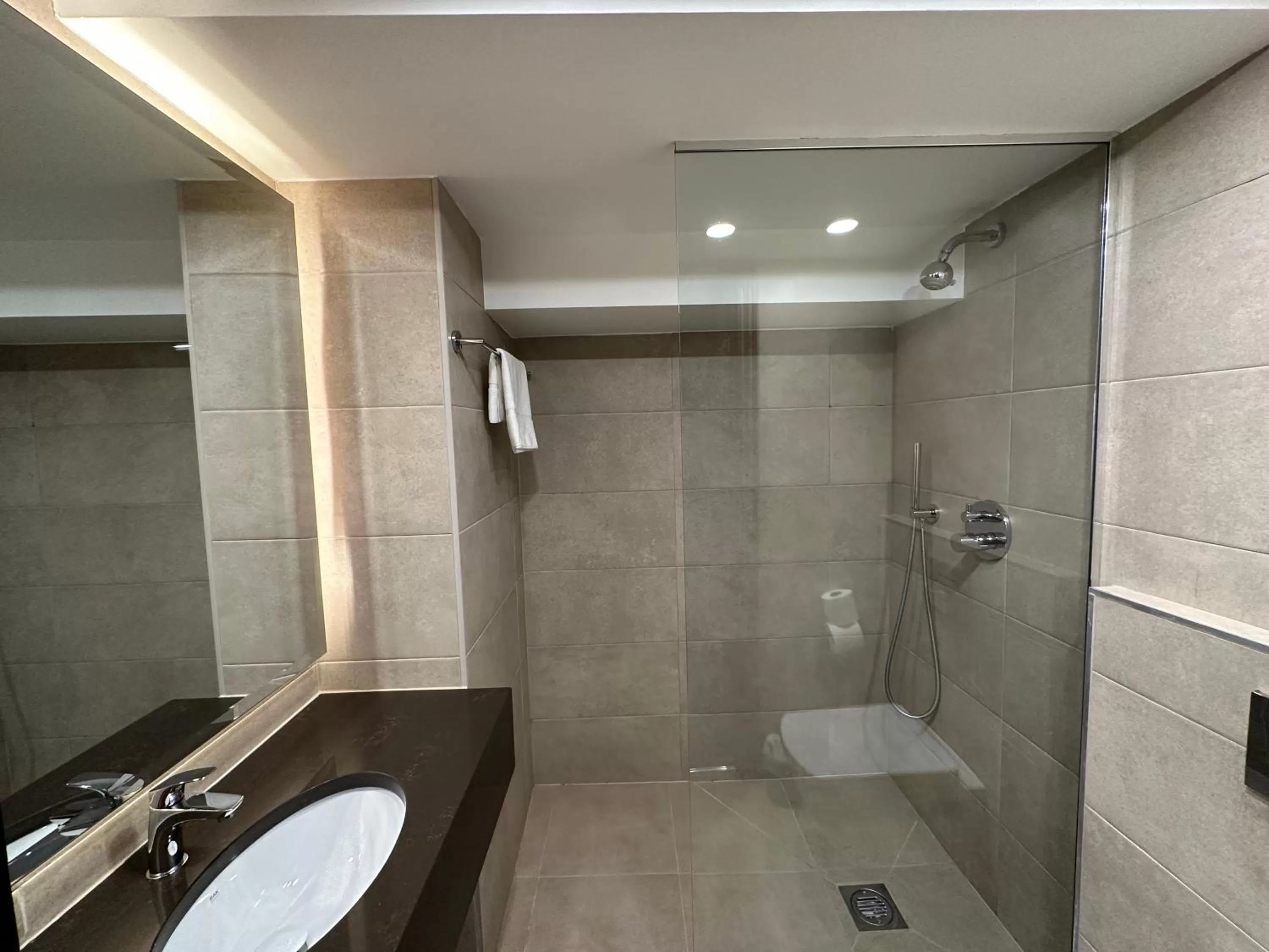 Shower in The Kings Head Hotel