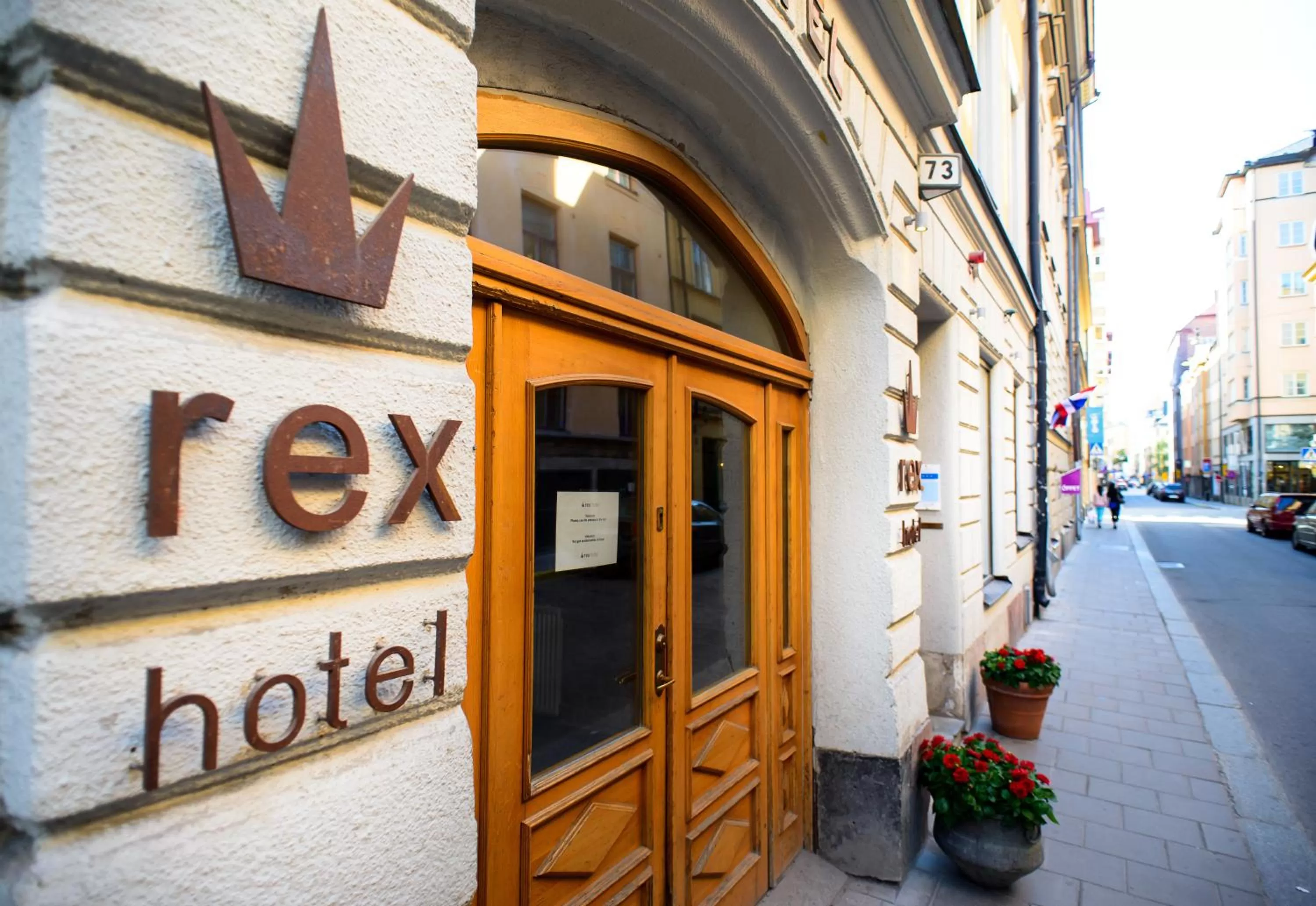 Facade/entrance in Rex Petit