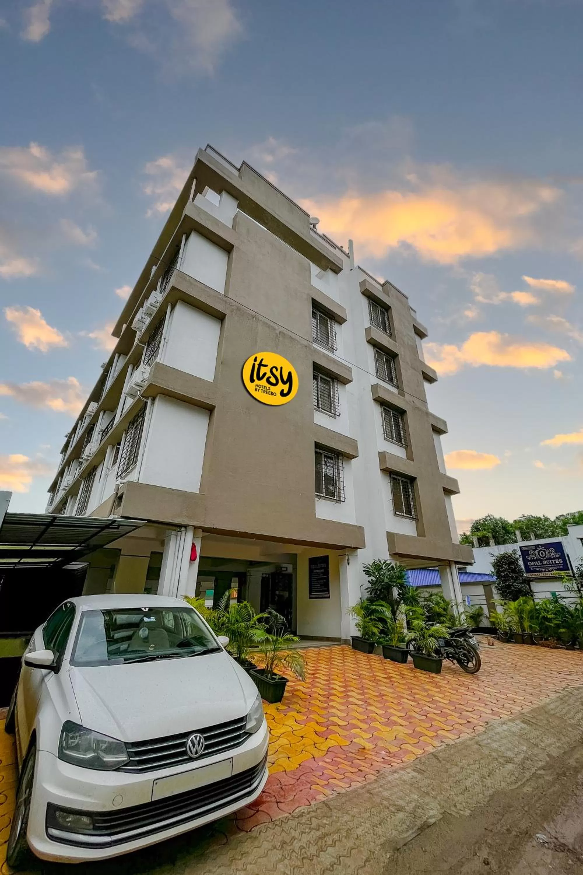 Facade/entrance, Property Building in Itsy By Treebo - Opal Suites