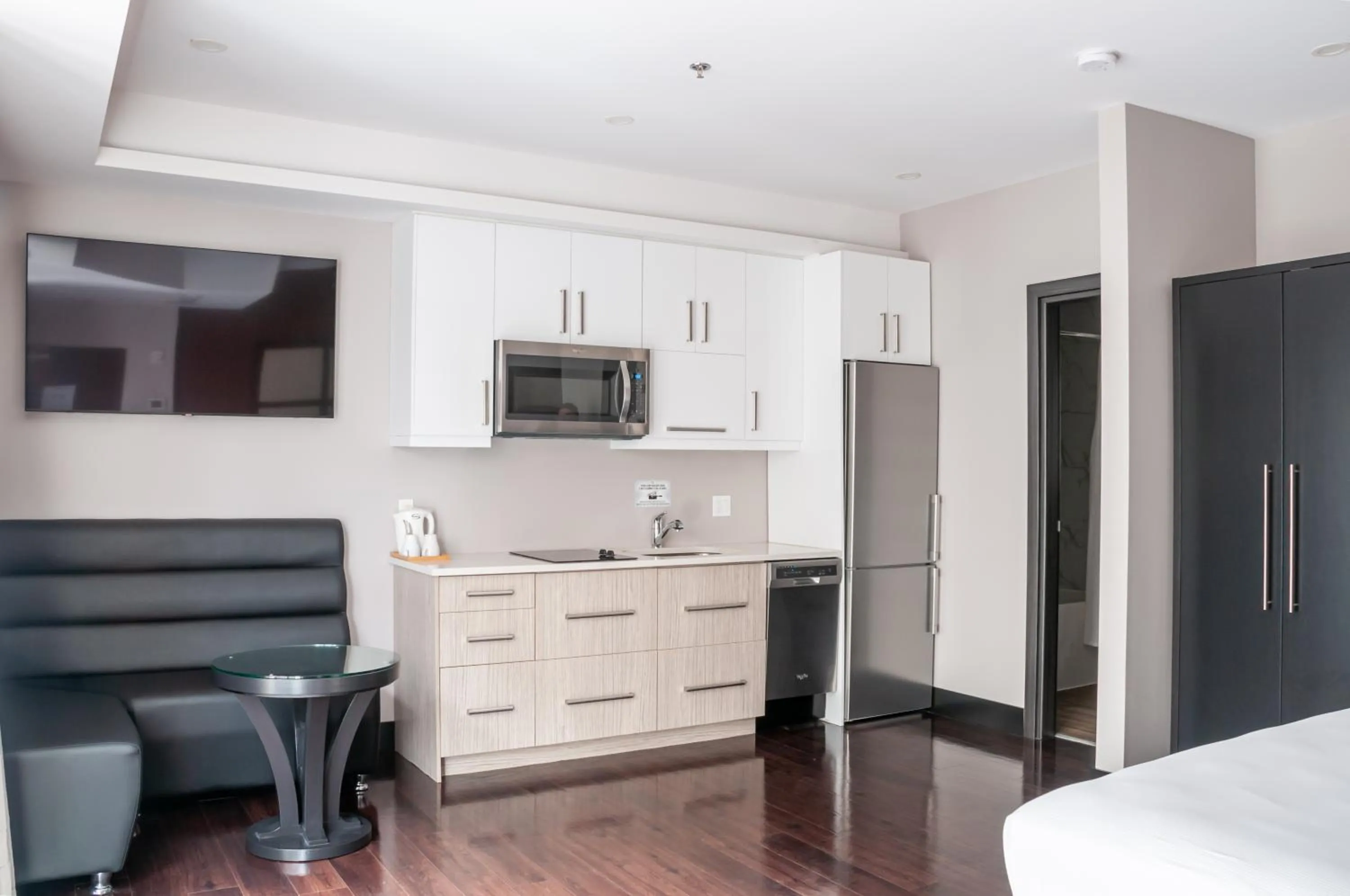 Kitchen or kitchenette, Bed in M Montreal Hostel