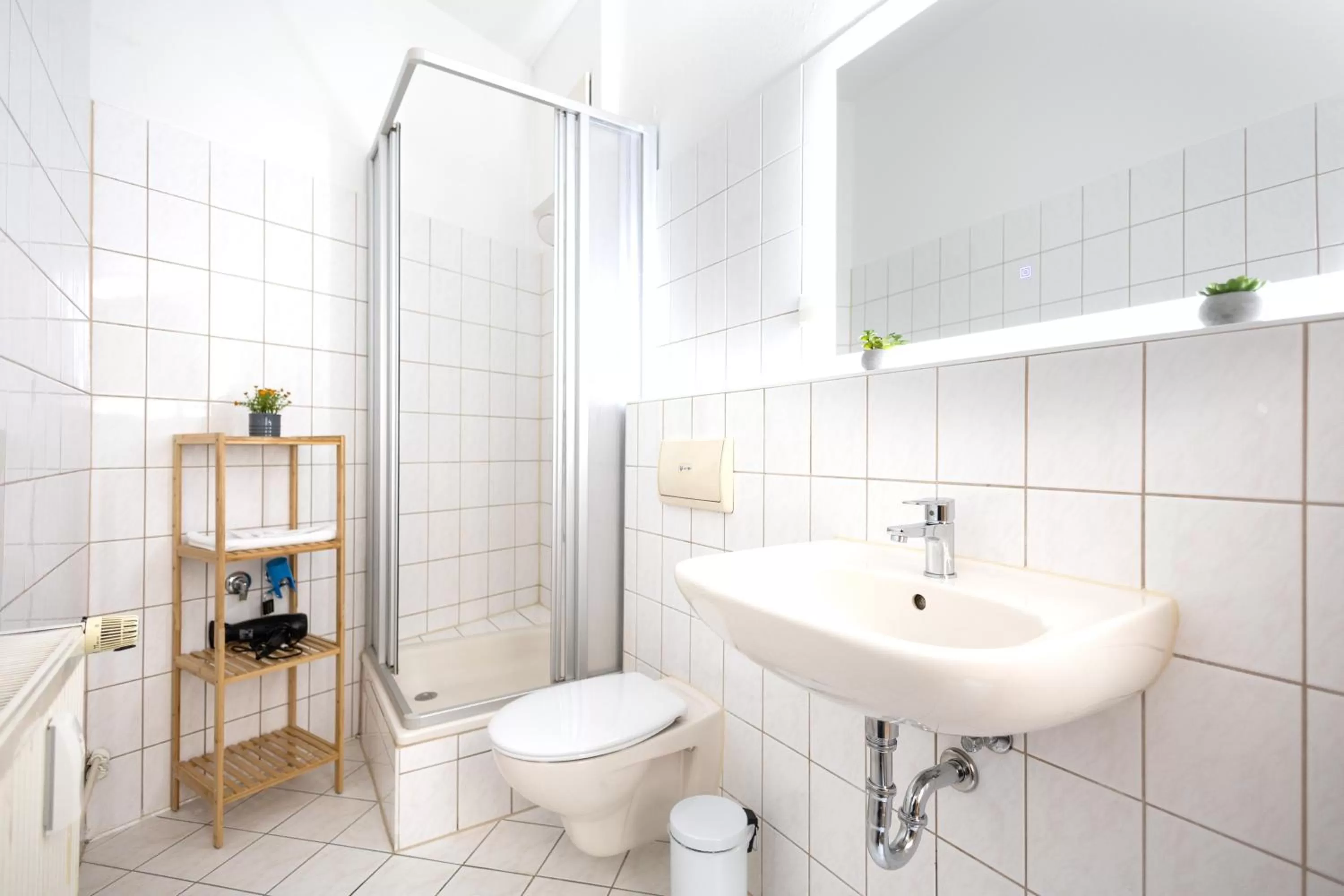 Shower, Bathroom in Ko-Living Space an der Oper - Street Art Design Apartments