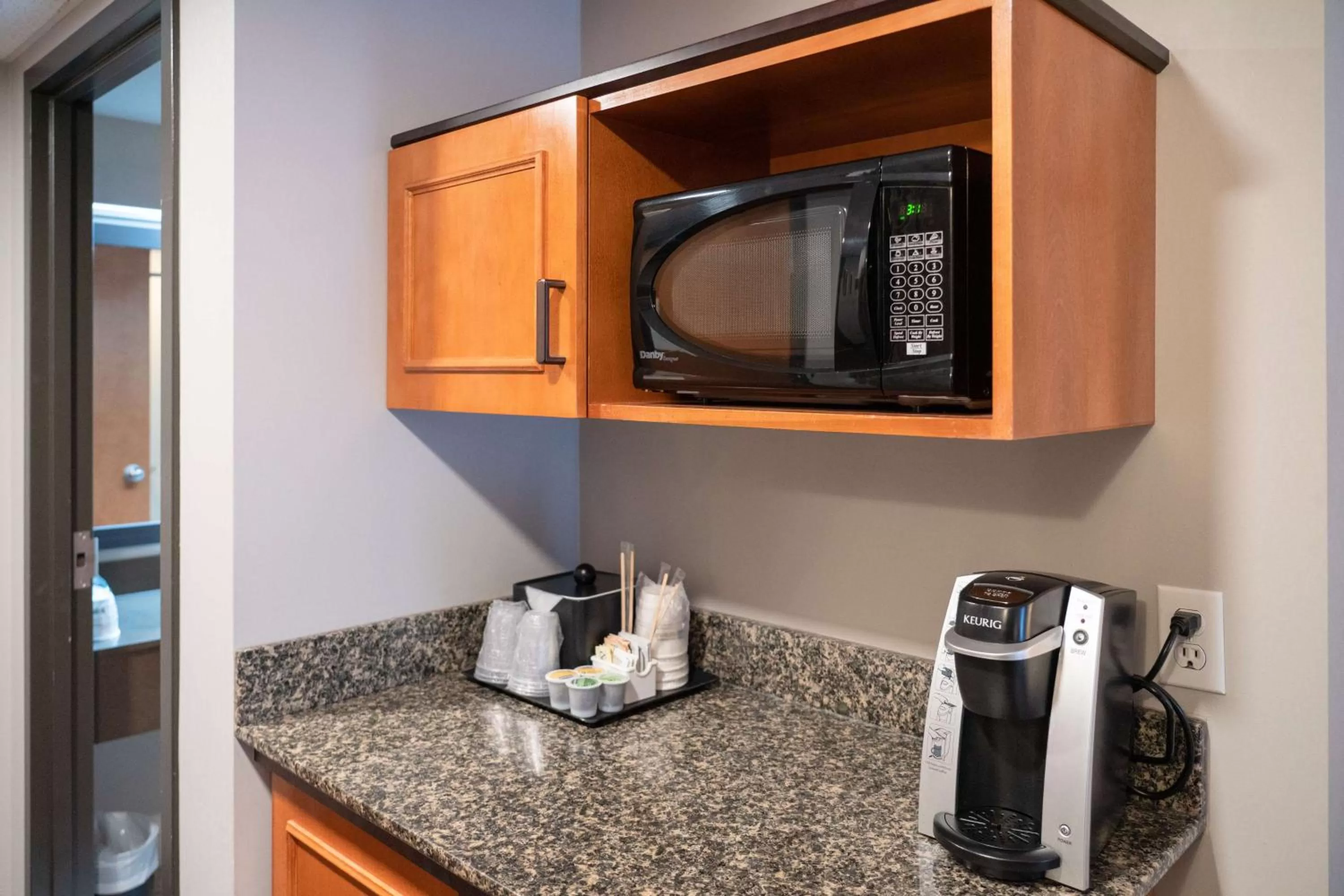 Coffee/tea facilities in Pocaterra Inn & Waterslide