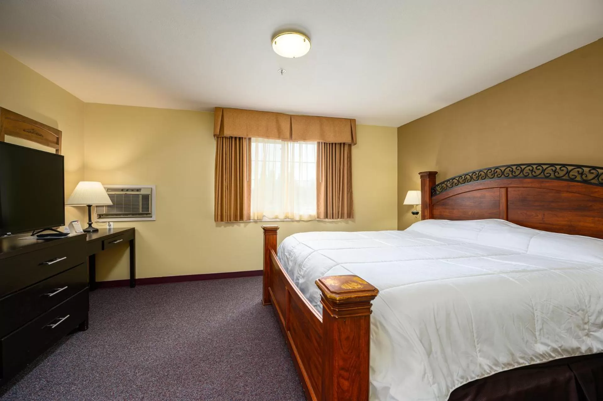 Bed in Three Rivers Inn Sedro Woolley