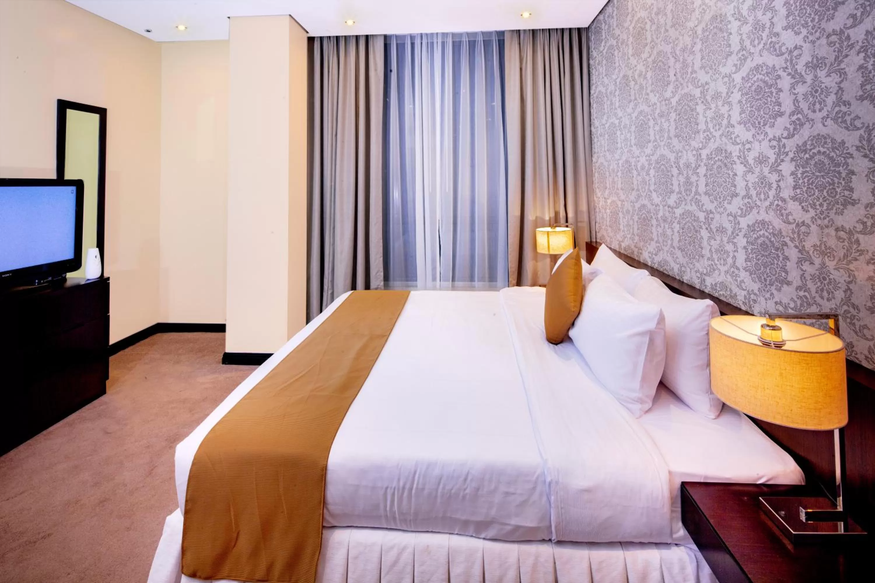 Bedroom, Bed in Swan Executive Suites