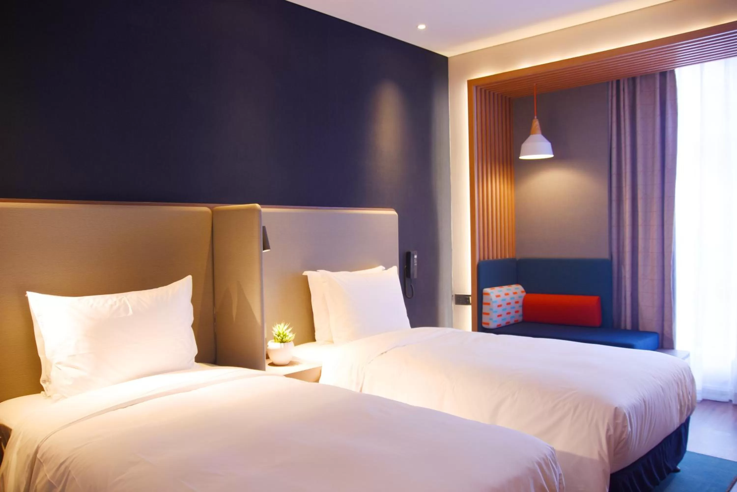 Photo of the whole room, Bed in Holiday Inn Express Shanghai Gubei by IHG