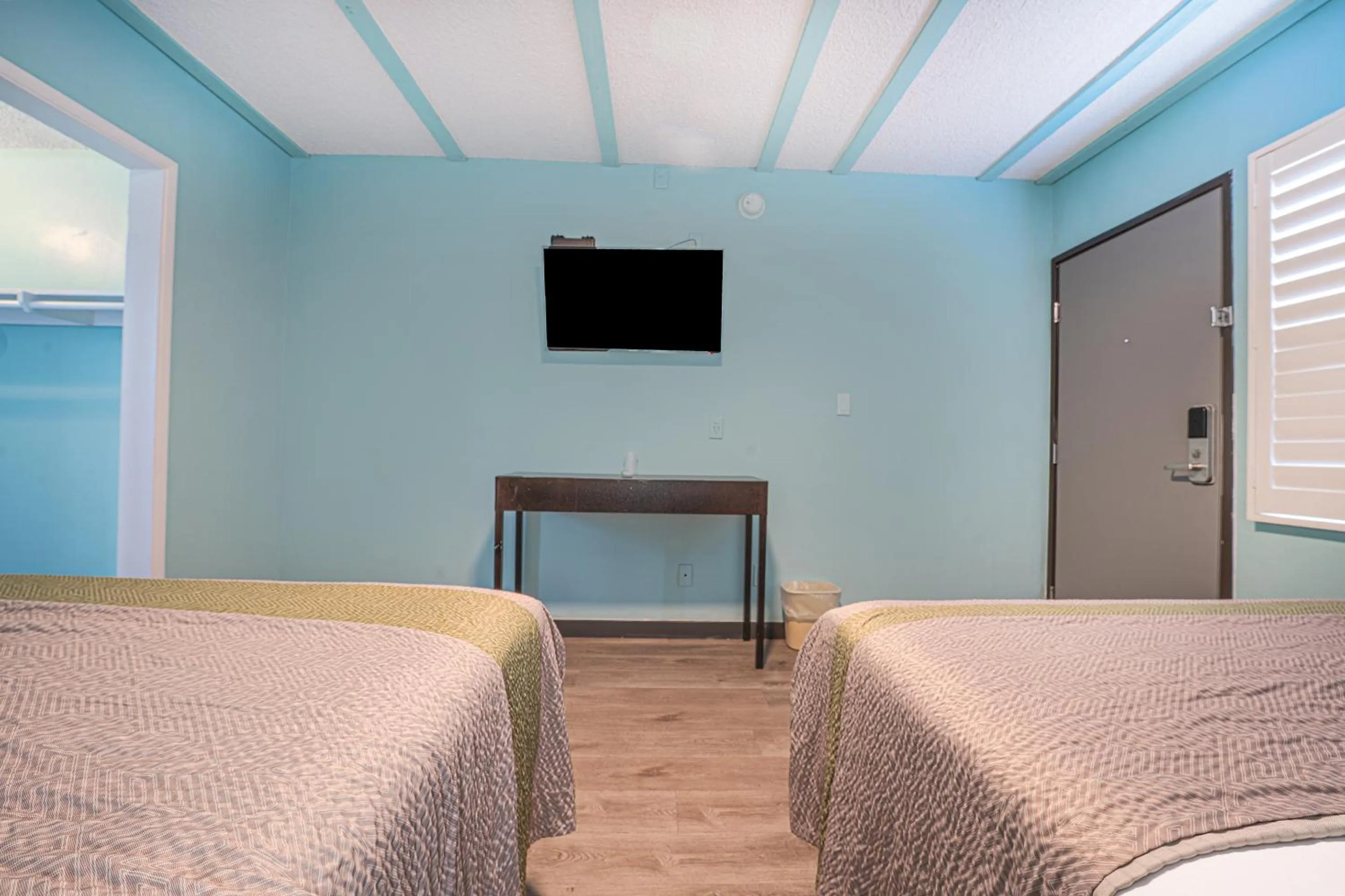 Bedroom, TV/Entertainment Center in NOHO Hotel Hollywood LA