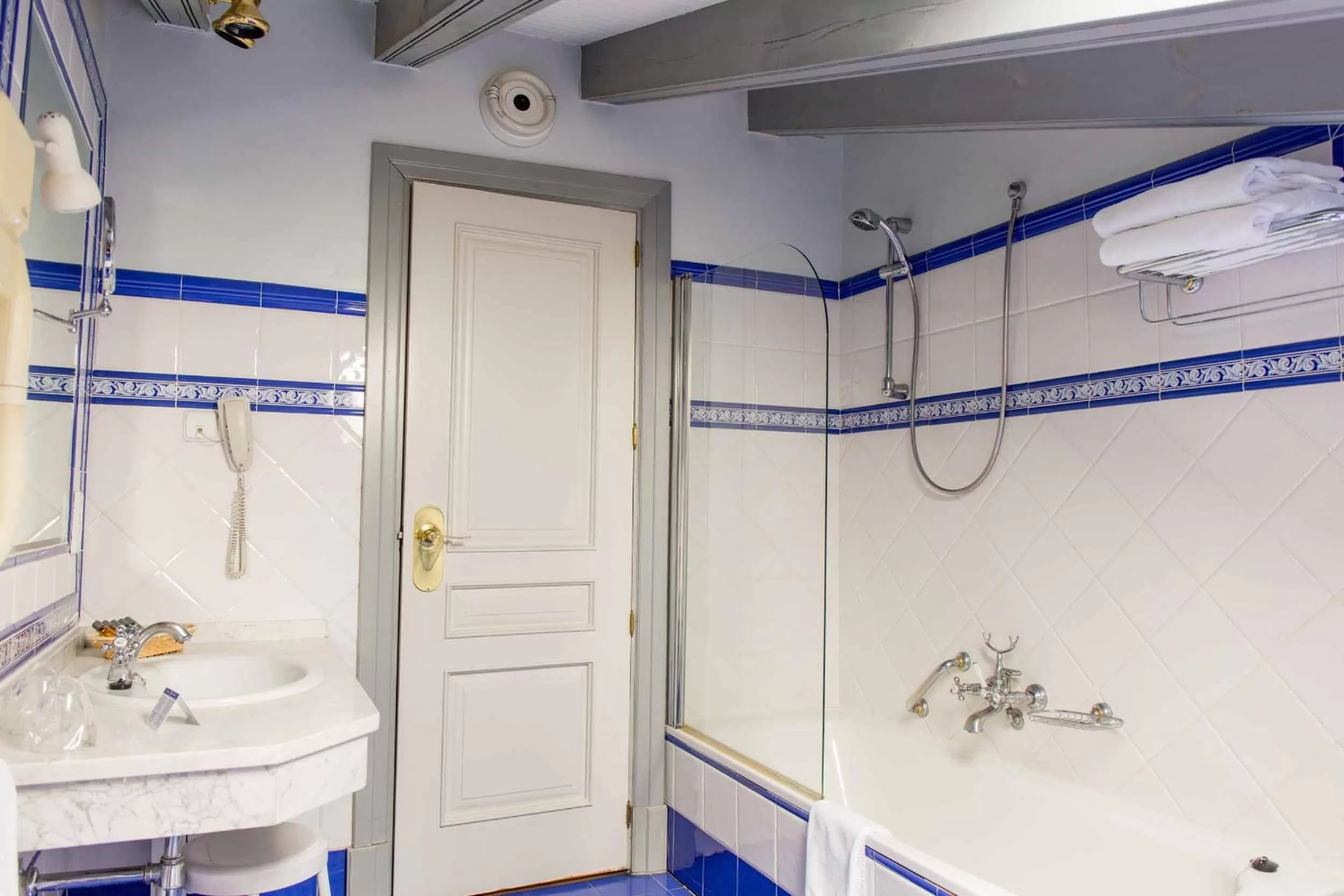 Bathroom in Palacio de los Velada