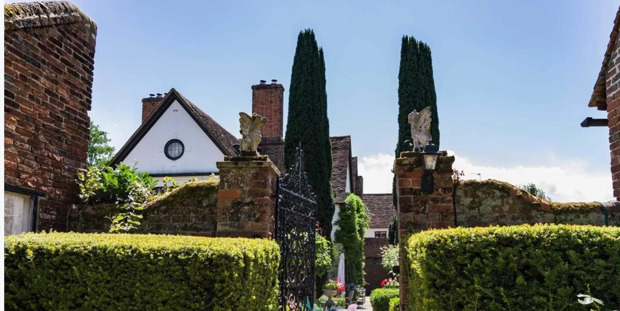 Property building in B&B Harlington Manor