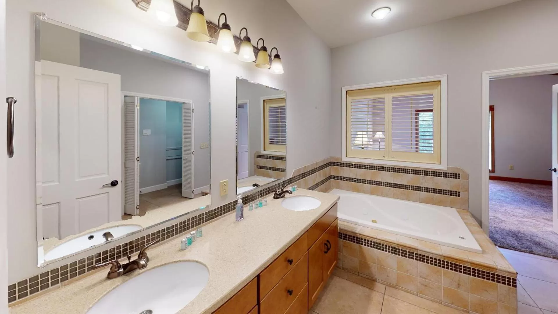 Bathroom, Bed in Viewpoint Condominiums