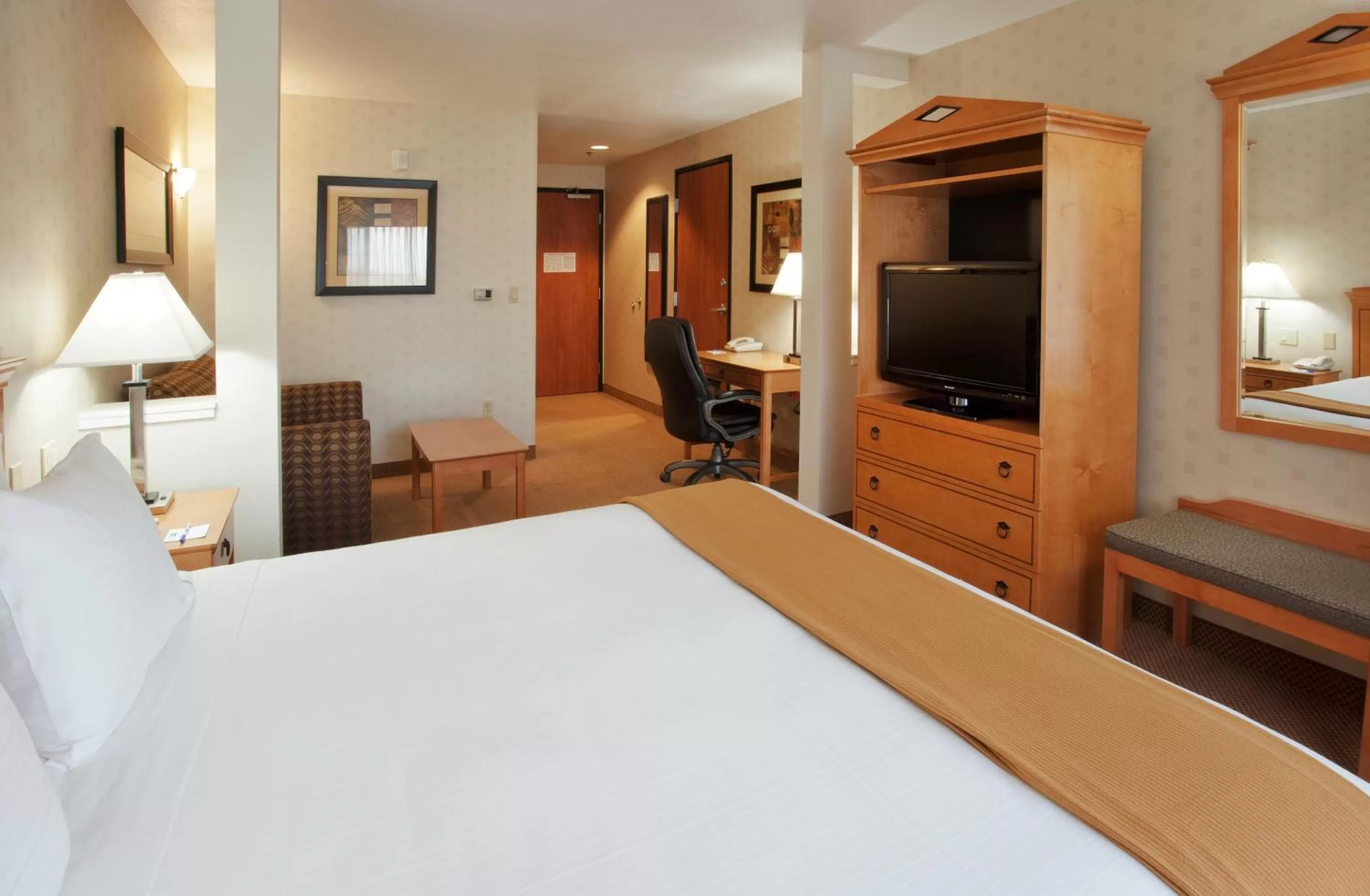 Holiday Inn Express Elk Grove West I-5 by IHG