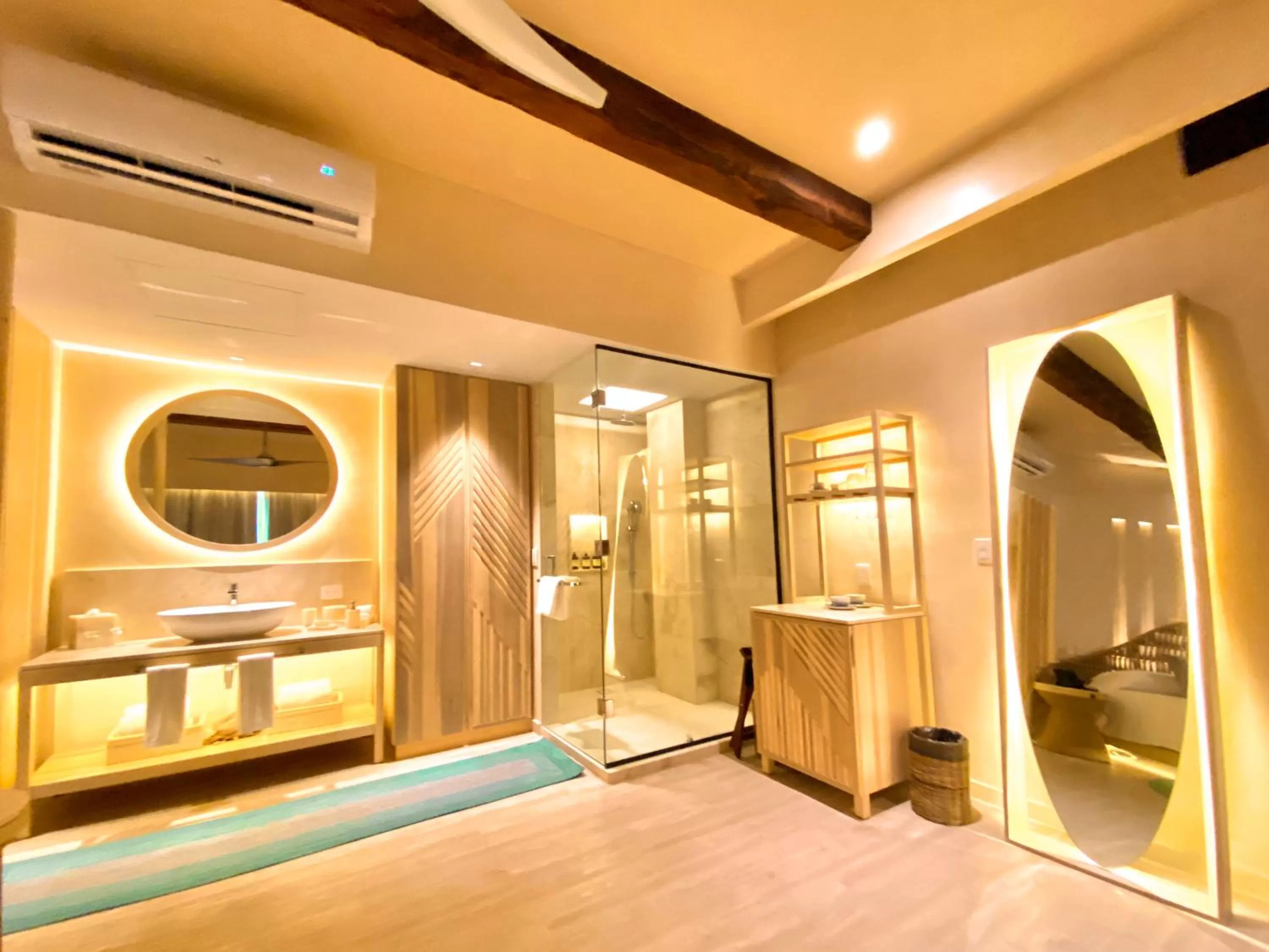 Shower, Bed in Hotel Shibari - Restaurant & Cenote Club