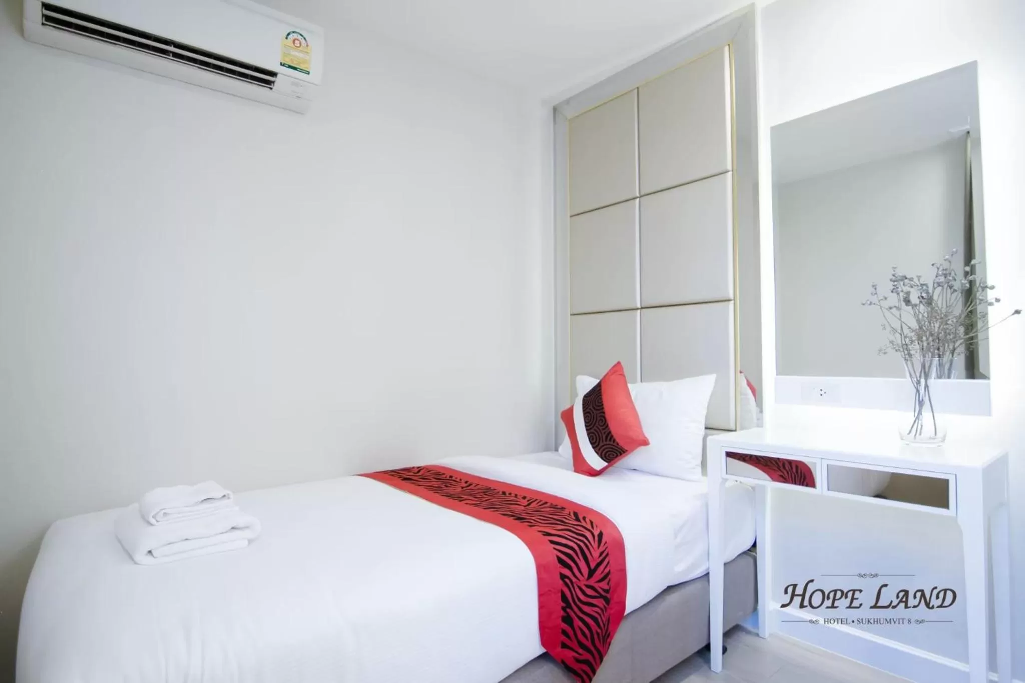 Bedroom, Bed in Hope Land Hotel Sukhumvit 8