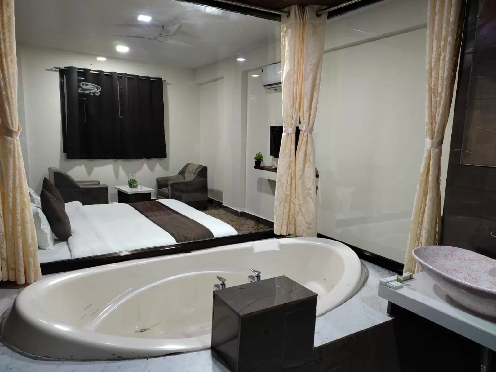 Bathroom, Bed in Hotel Jurkis, Kolhapur